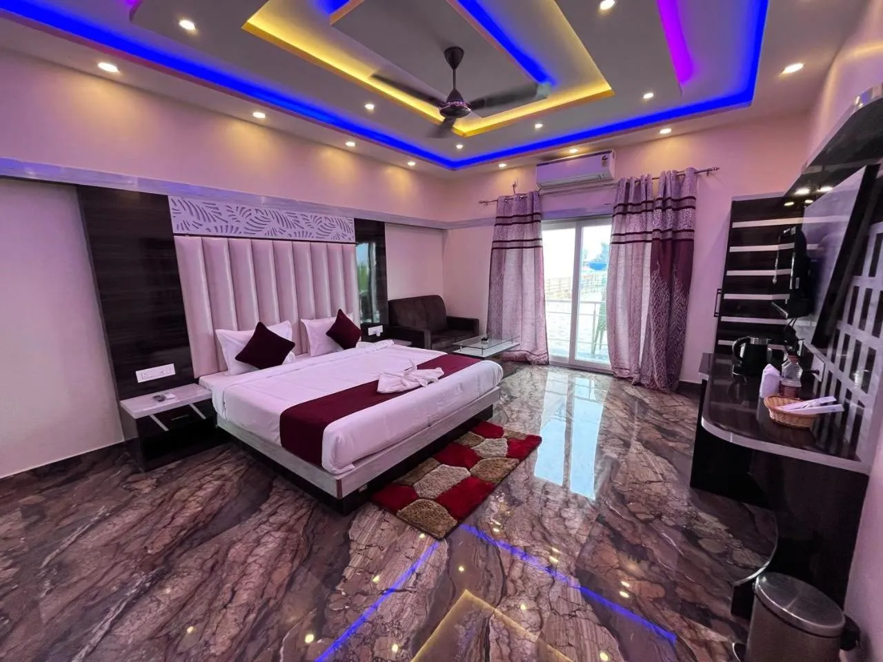 Bed in THE PELICAN BEACH RESORT