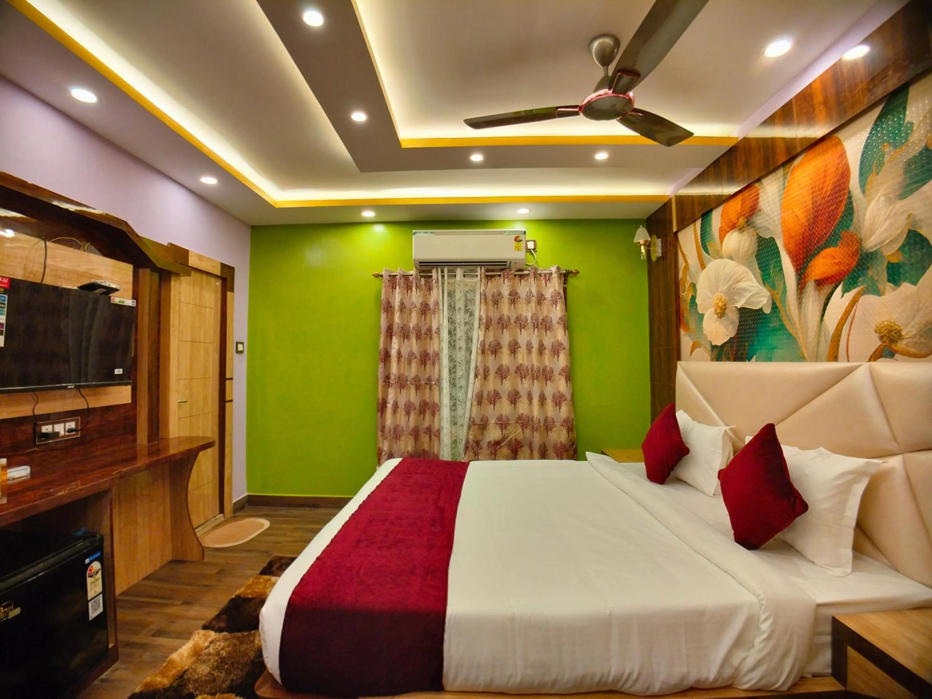 Communal lounge/ TV room in THE PELICAN BEACH RESORT