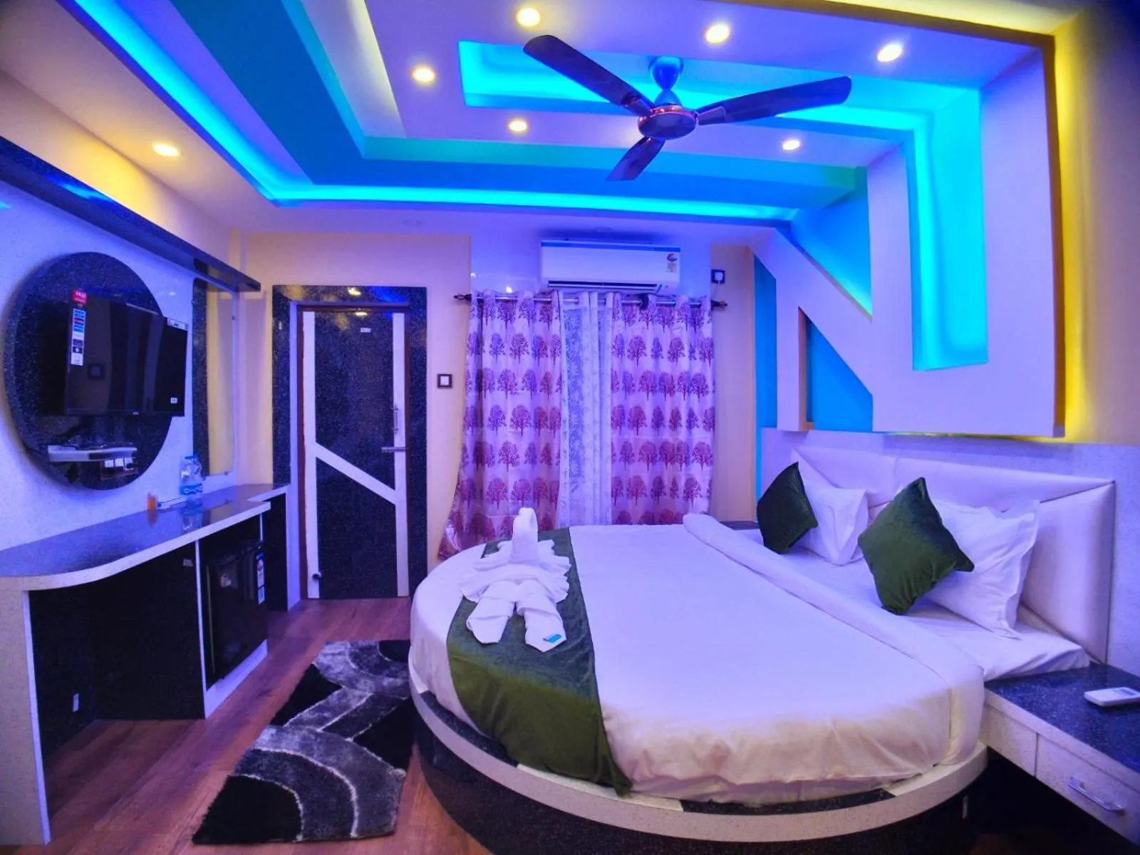 Bed in THE PELICAN BEACH RESORT