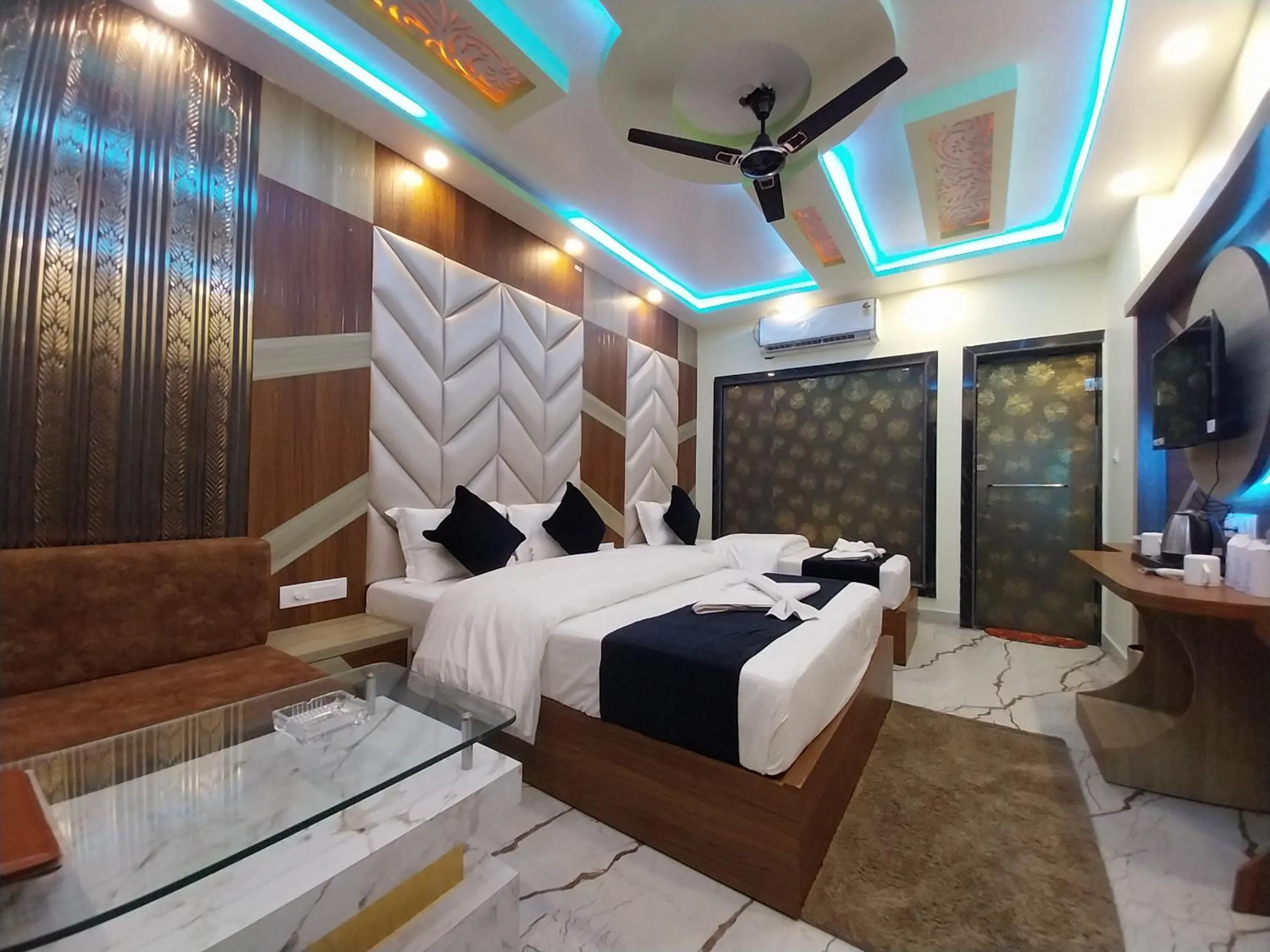 Bed in THE PELICAN BEACH RESORT