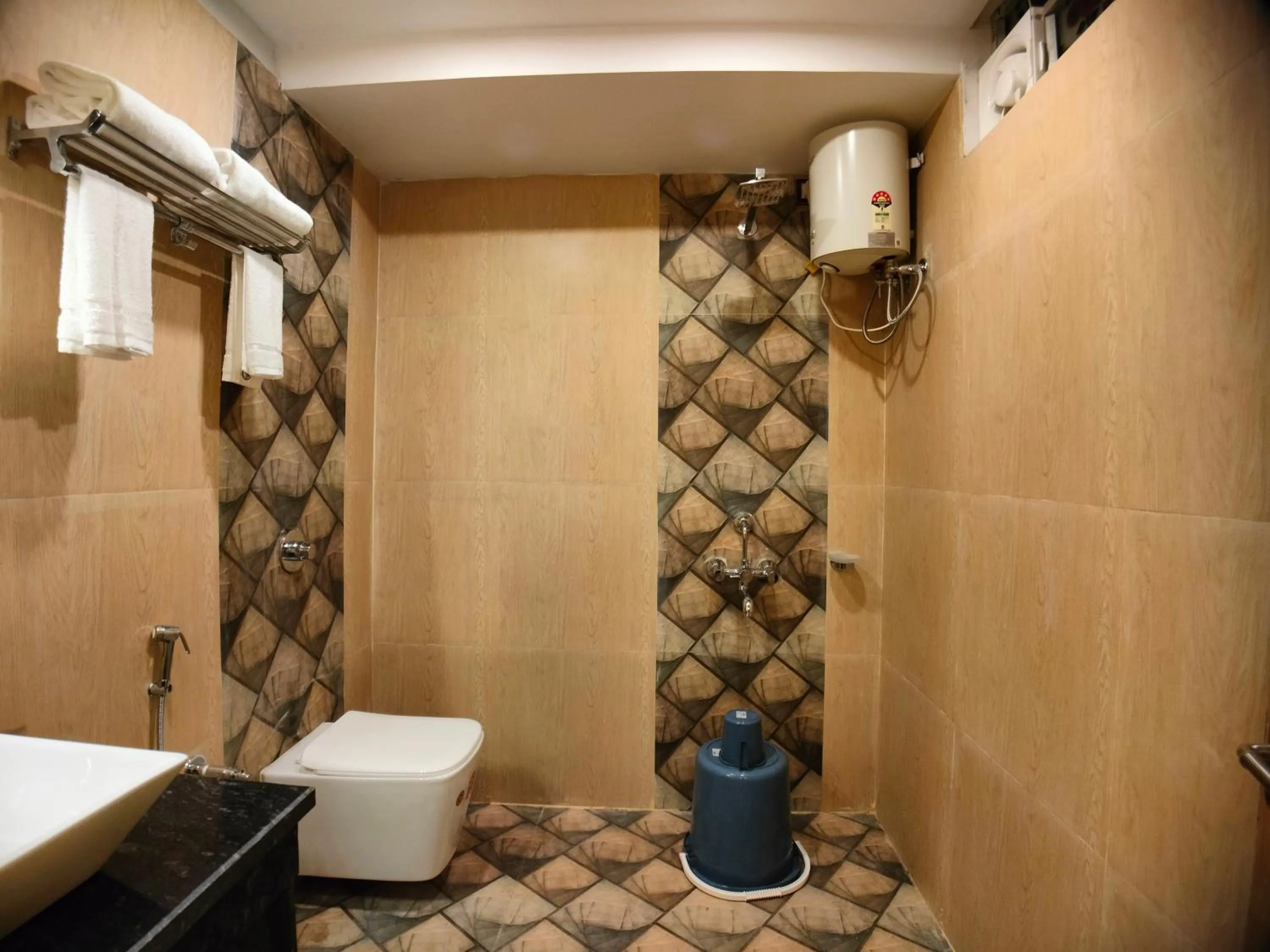 Shower in THE PELICAN BEACH RESORT