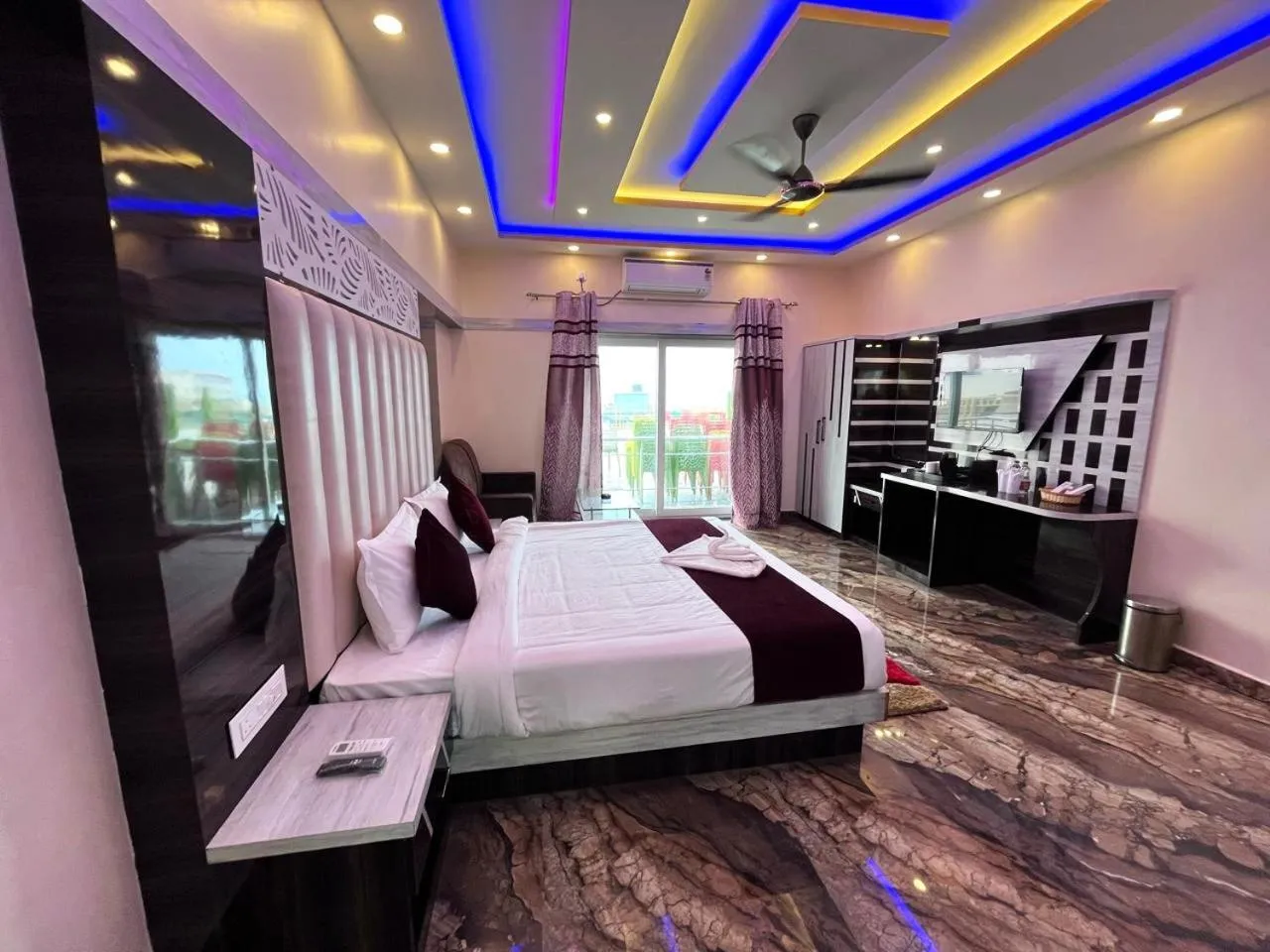 Bed in THE PELICAN BEACH RESORT