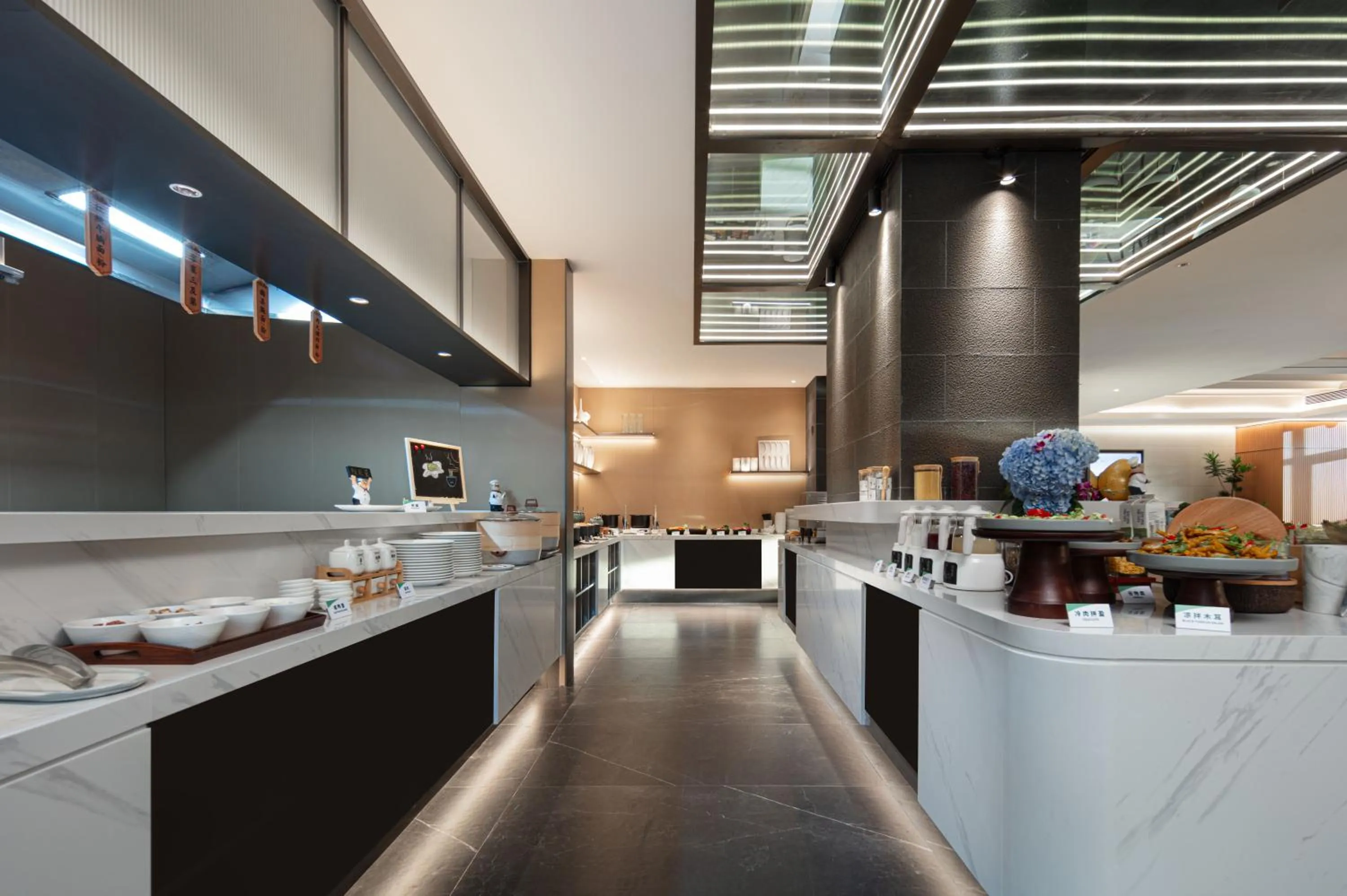 Restaurant/places to eat in Atour Hotel Meizhou West Station R&F Center