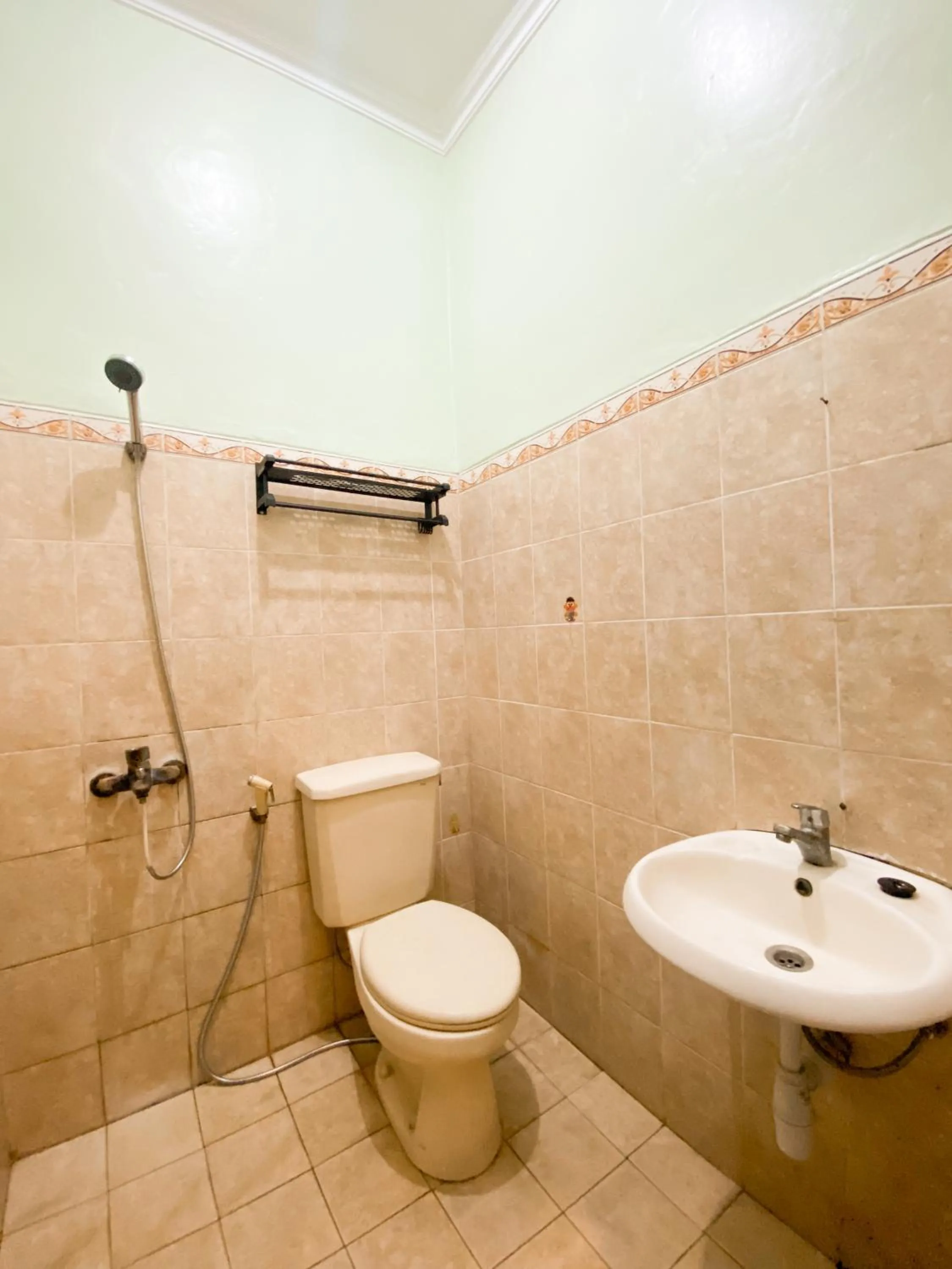 Shower in Homestay Kamar Tamu Gedongkiwo