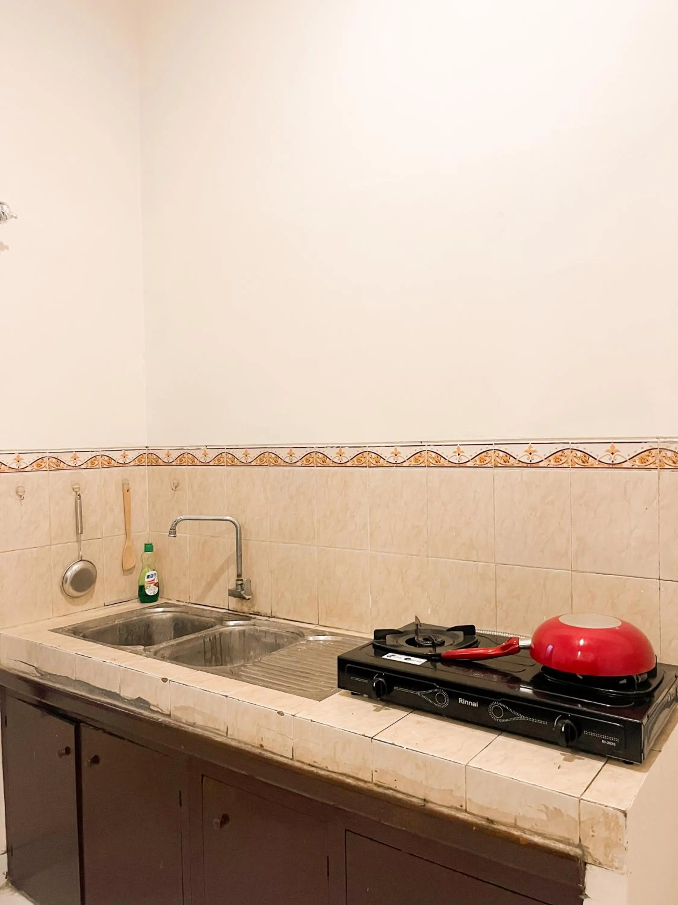 Kitchen or kitchenette in Homestay Kamar Tamu Gedongkiwo