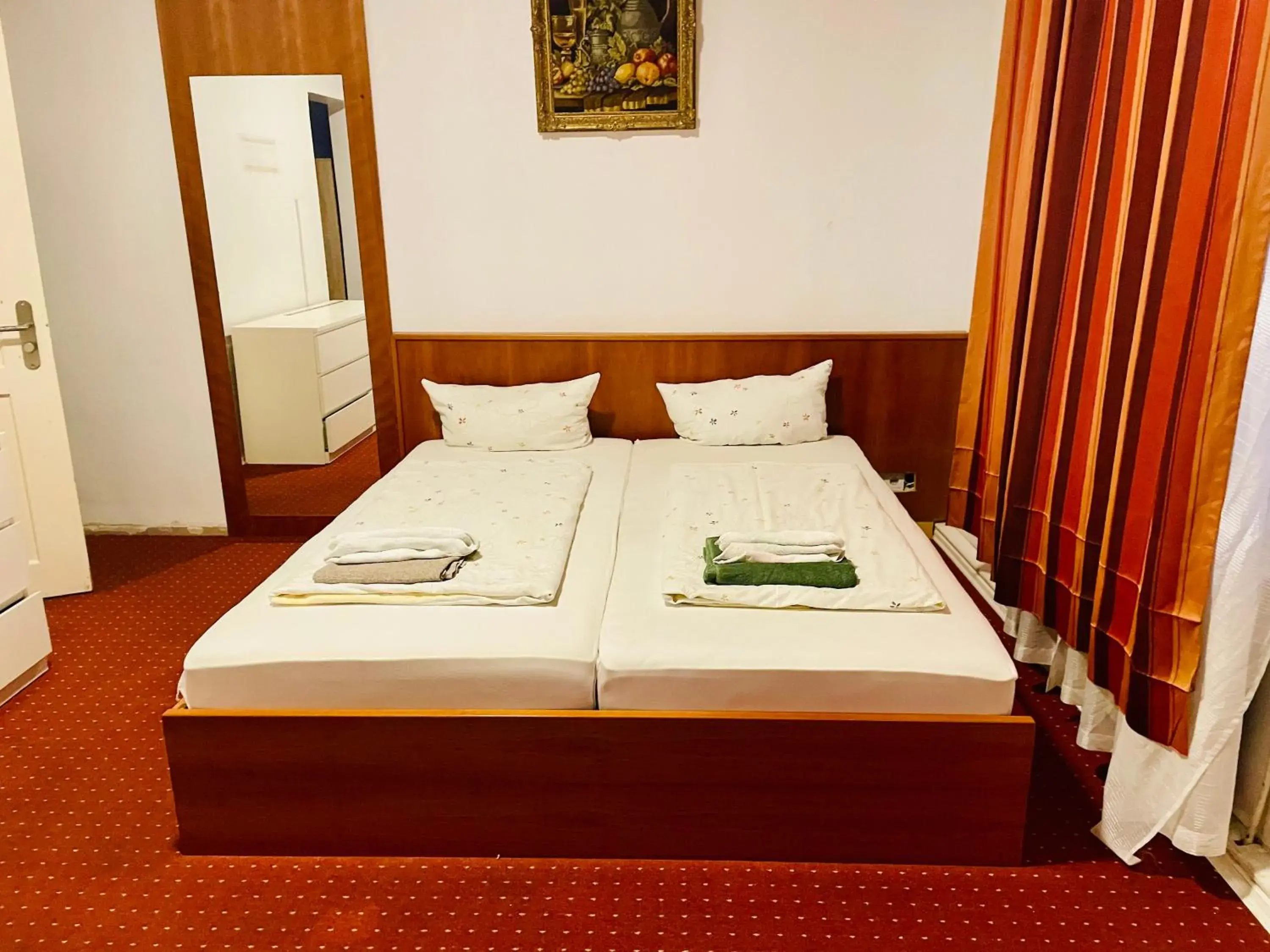 Double Room with Private Bathroom in Pension De Lux Augsburg Double Room with Private Bathroom in Pension De Lux Augsburg