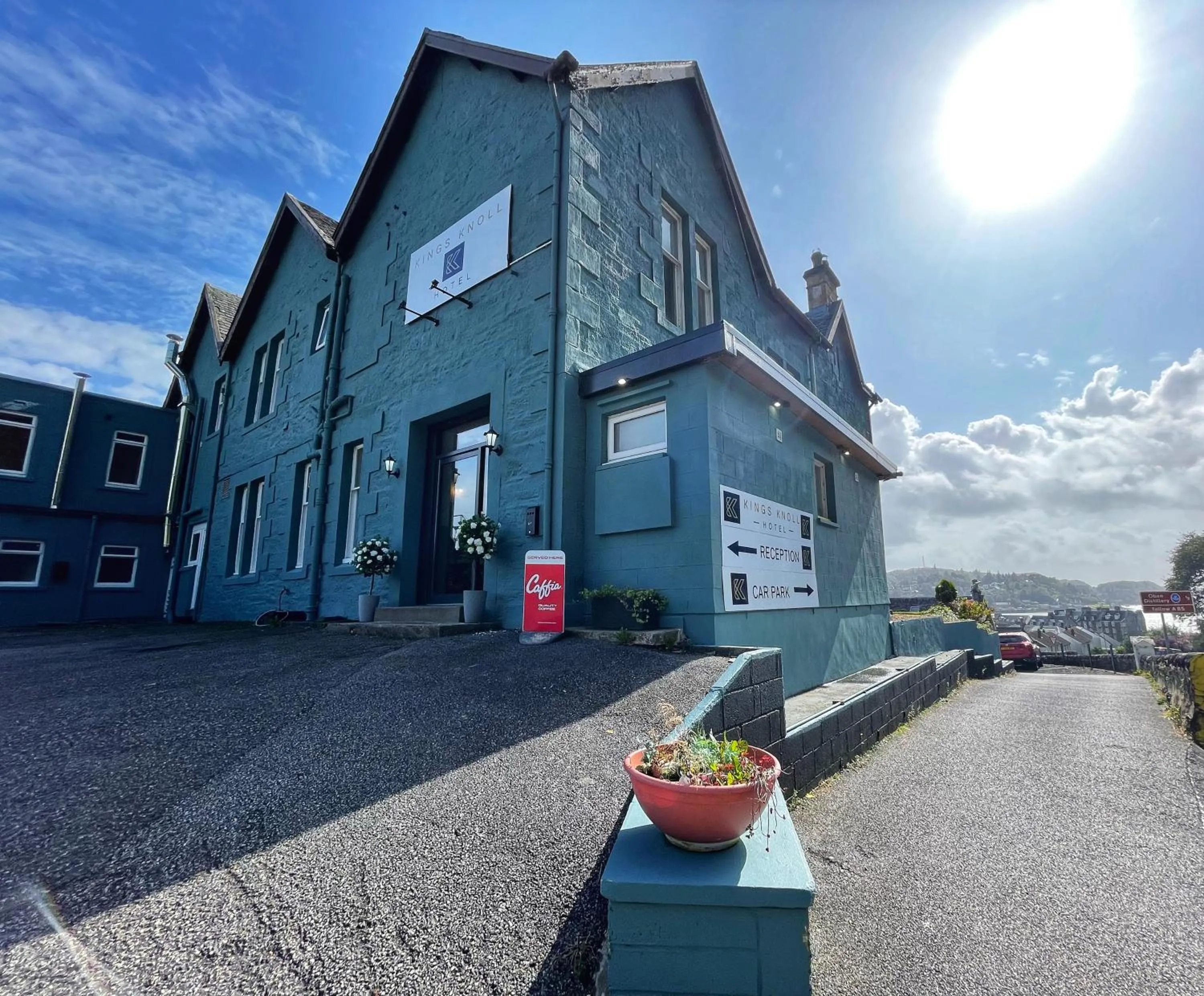 Facade/entrance in King's Knoll Hotel