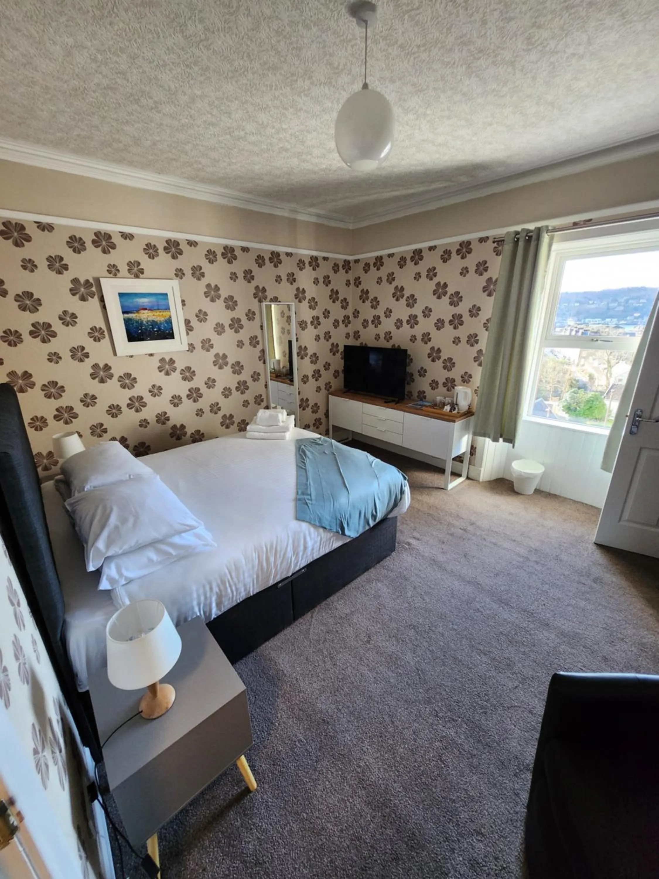 Bed in King's Knoll Hotel