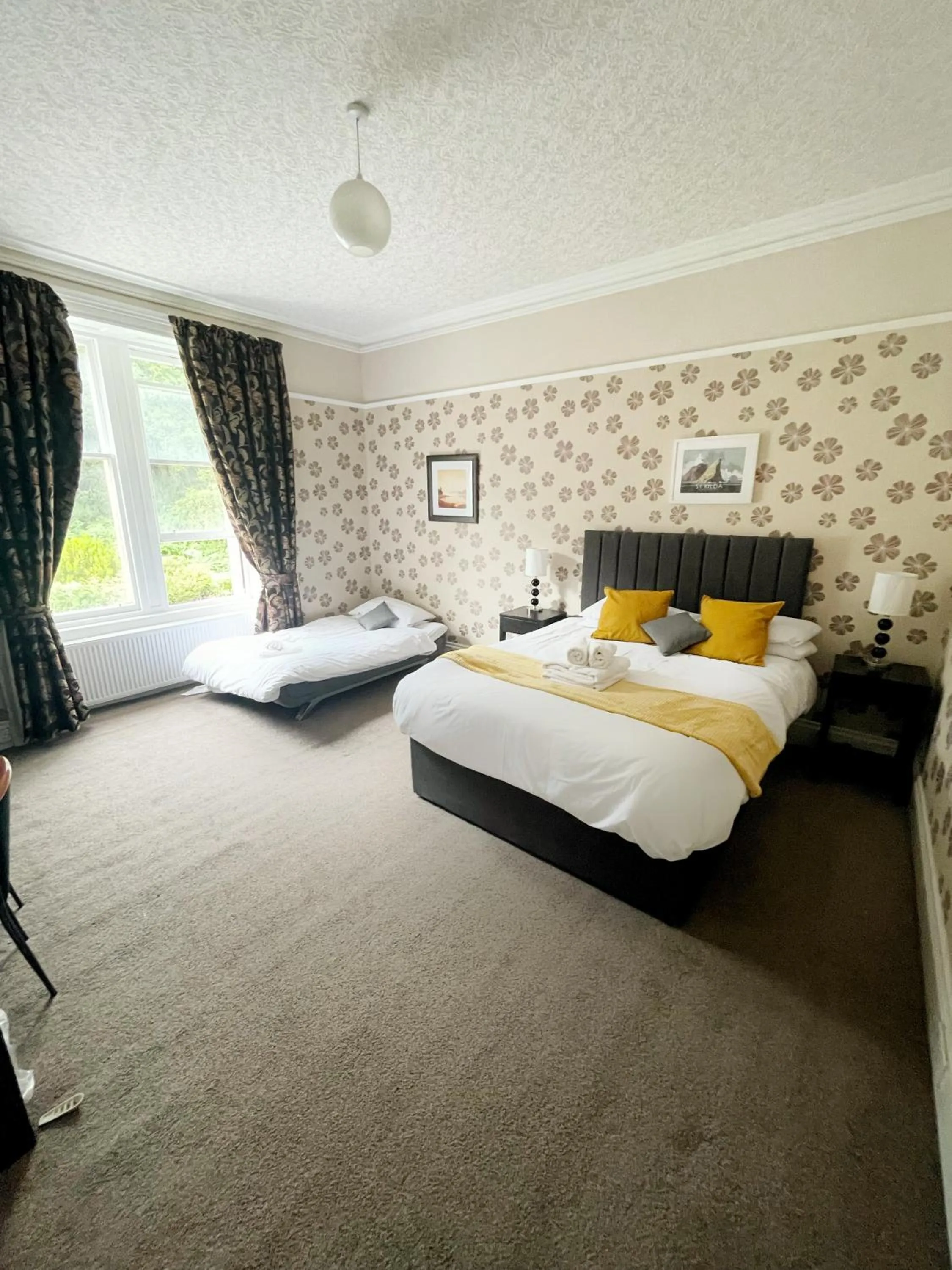 Bed in King's Knoll Hotel