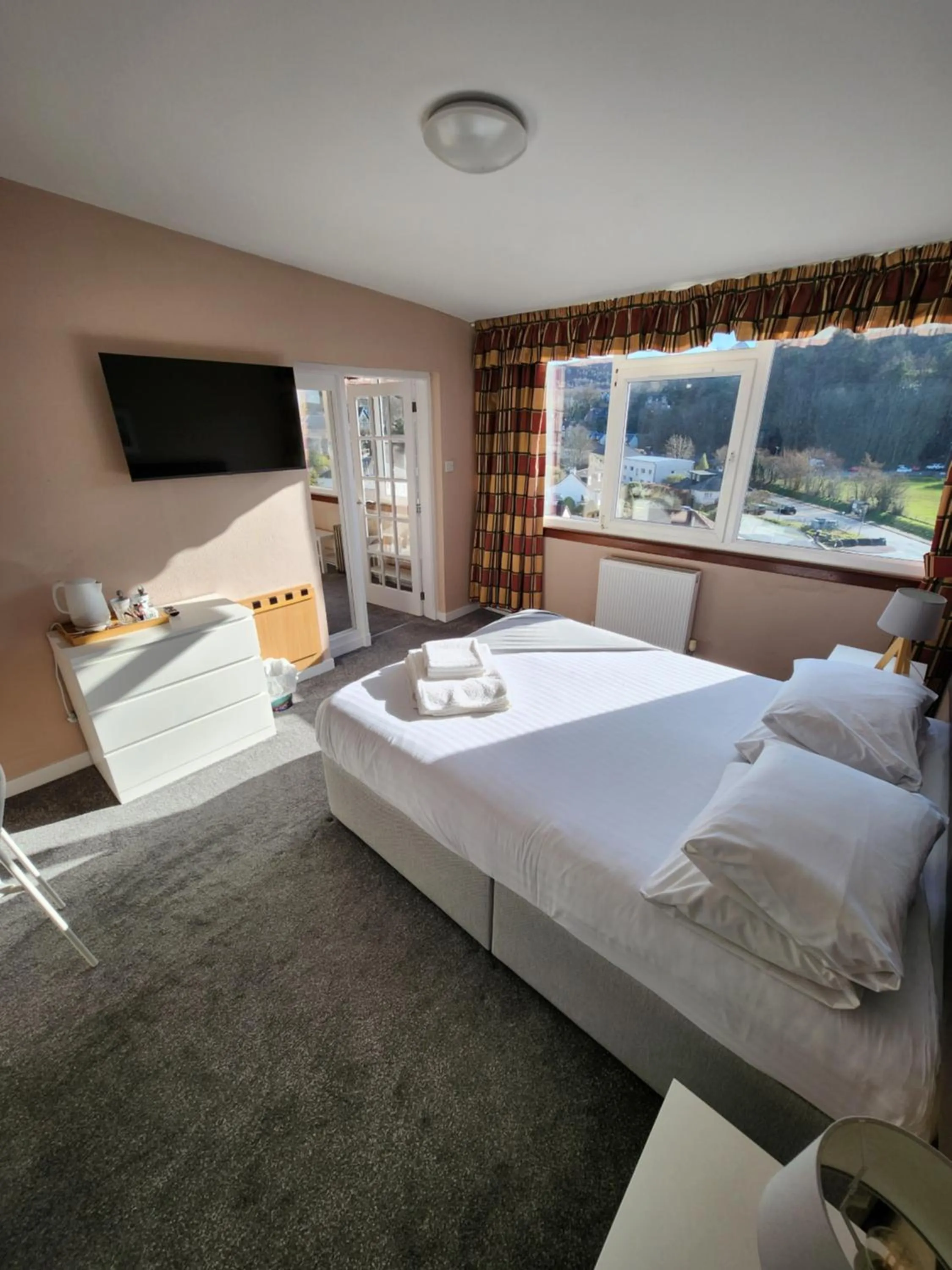 Bed in King's Knoll Hotel