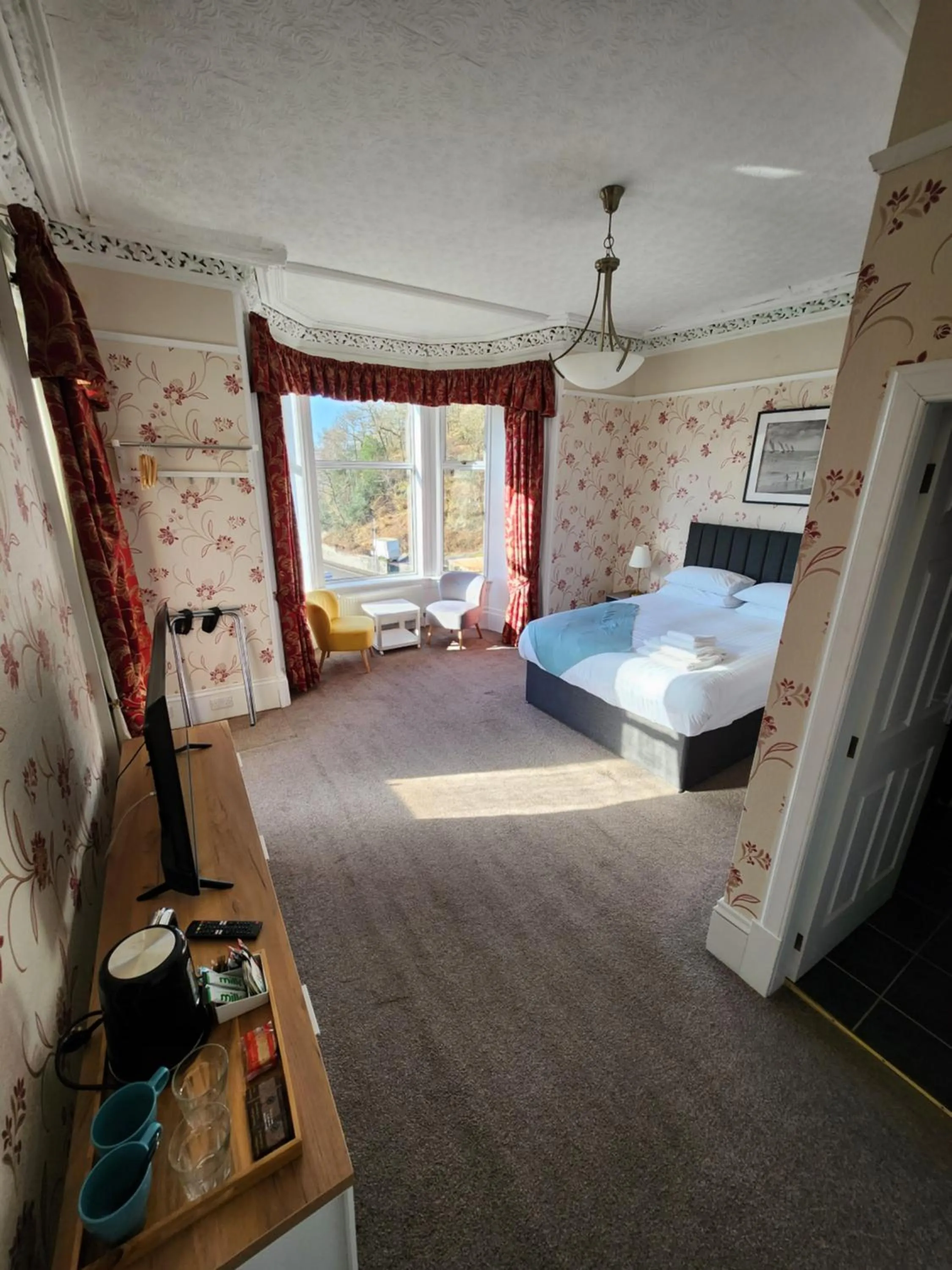 Bed in King's Knoll Hotel