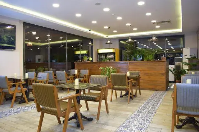 Lounge or bar in JURA HOTELS ALTINOLUK THERMAL Lounge or bar in JURA HOTELS ALTINOLUK THERMAL