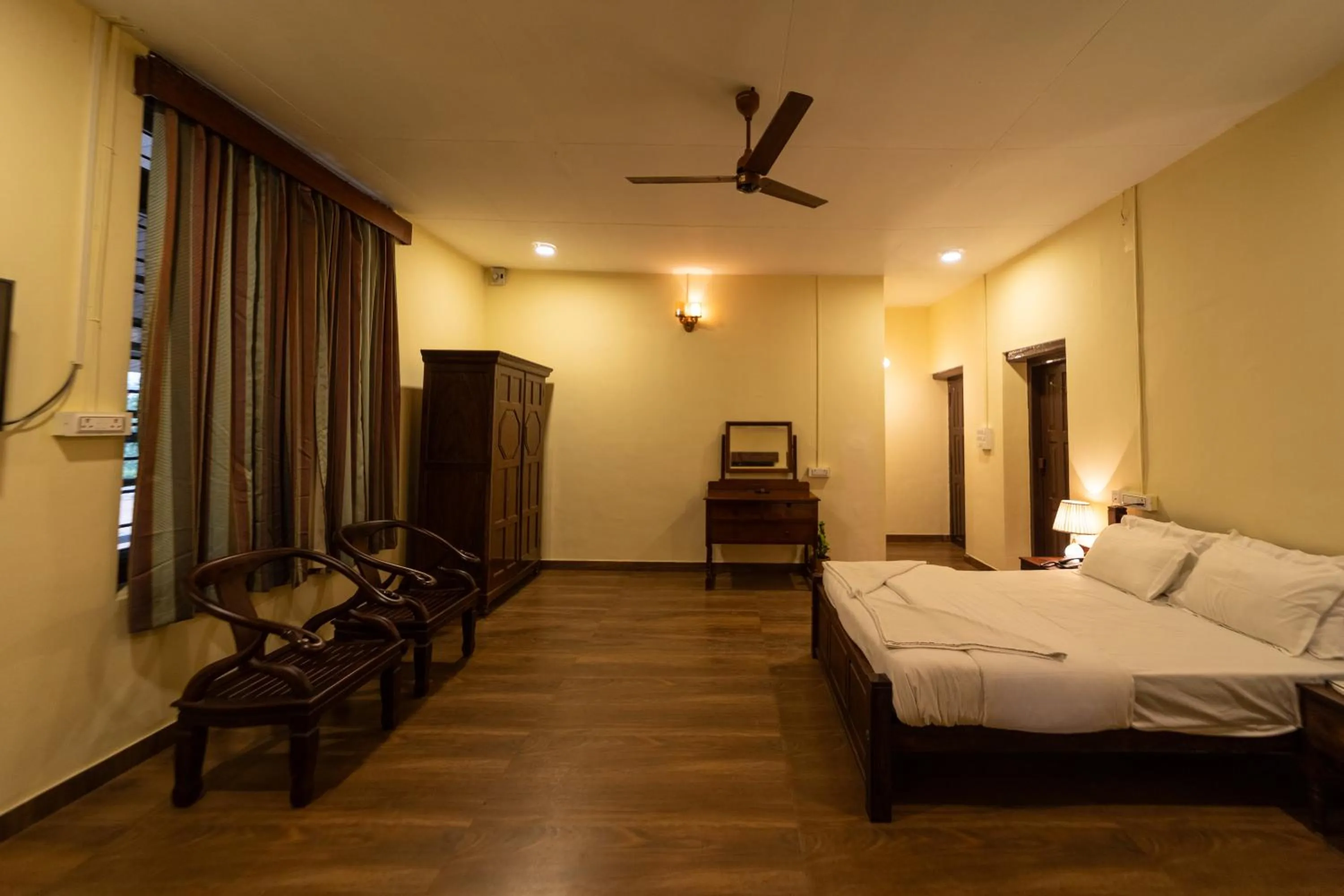 Bed in Harris Holiday Inn