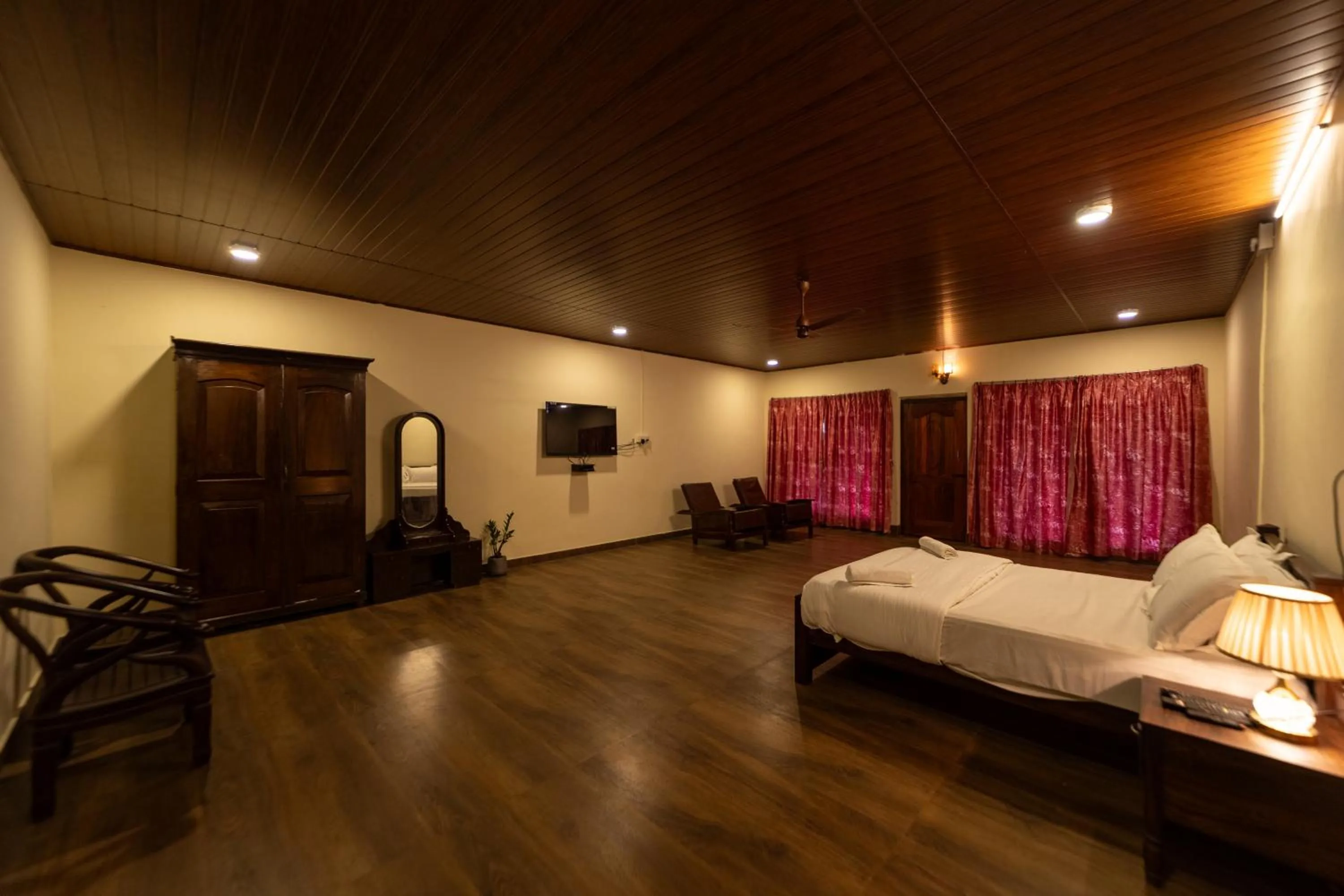 Bedroom, Bed in Harris Holiday Inn