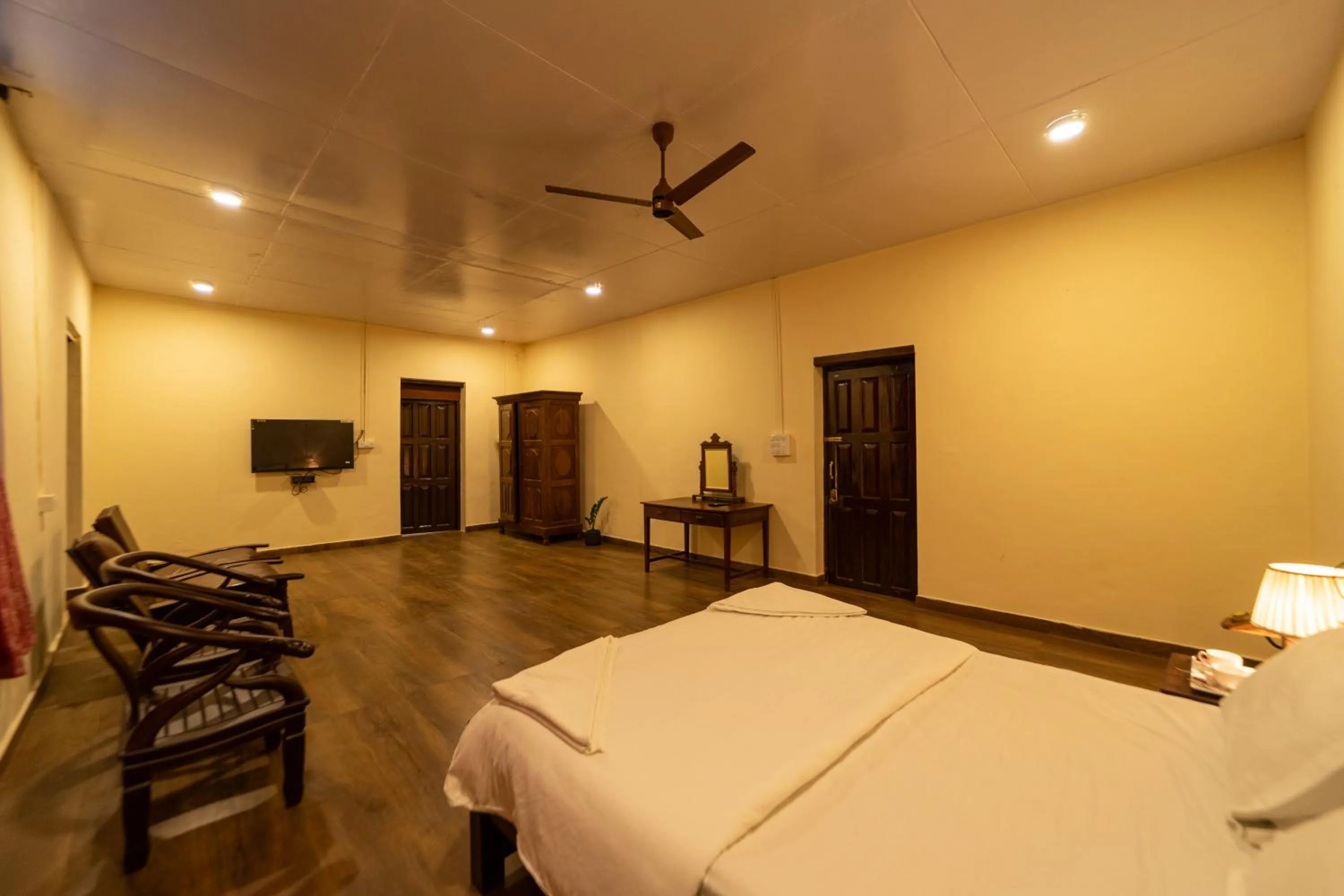 Communal lounge/ TV room, Bed in Harris Holiday Inn