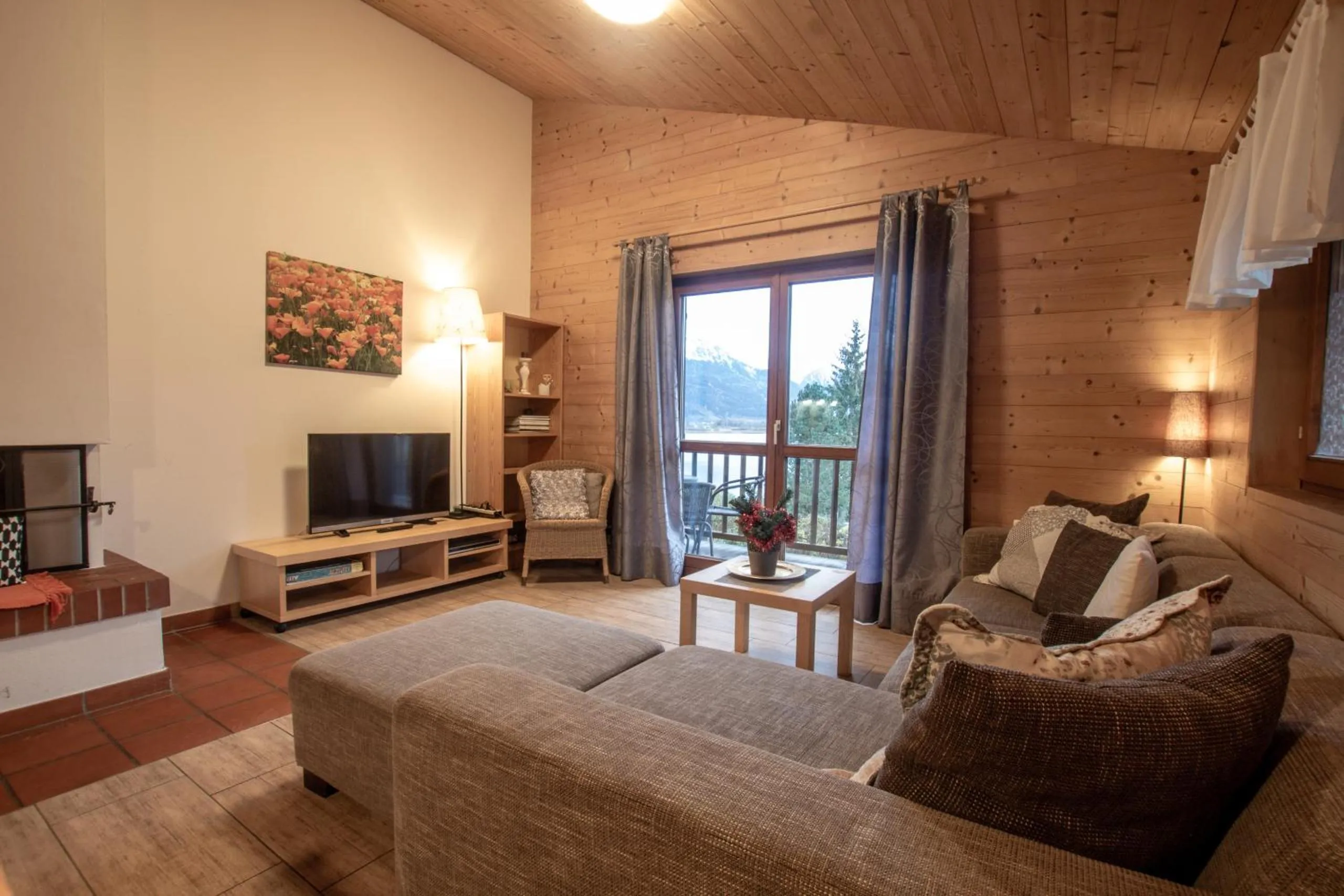 Communal lounge/ TV room in Lake and Mountain View