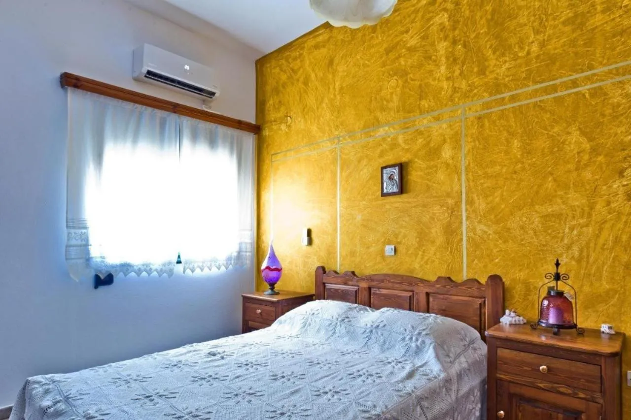 Living room, Bed in Villa Ntora