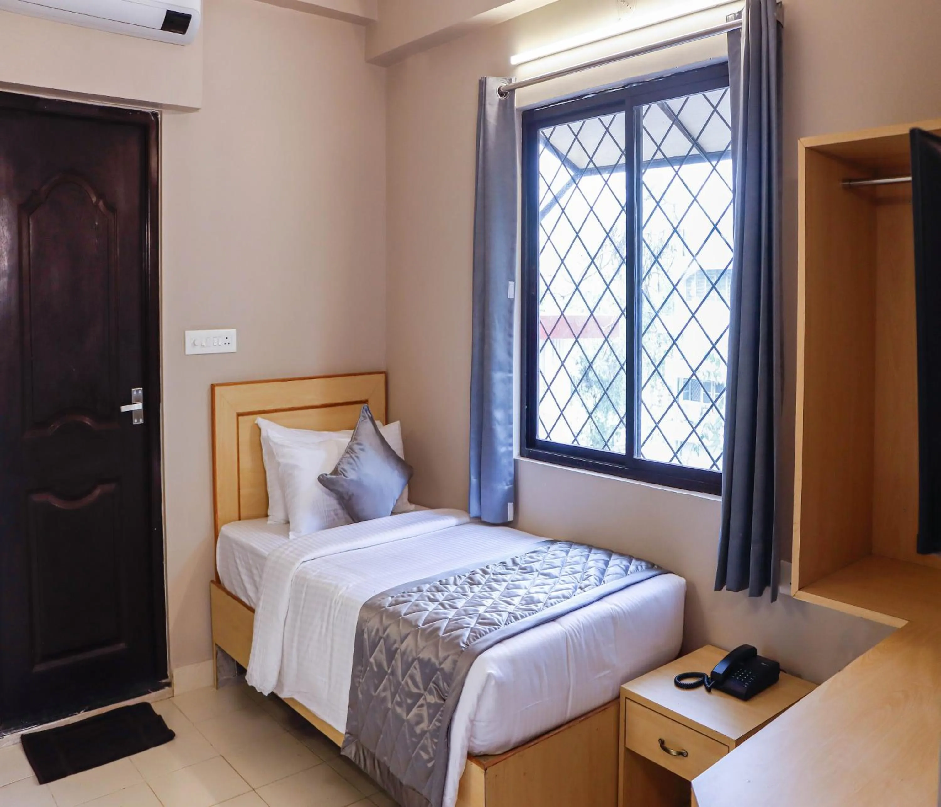 Bed in Hotel Vinayaga Tiruppur