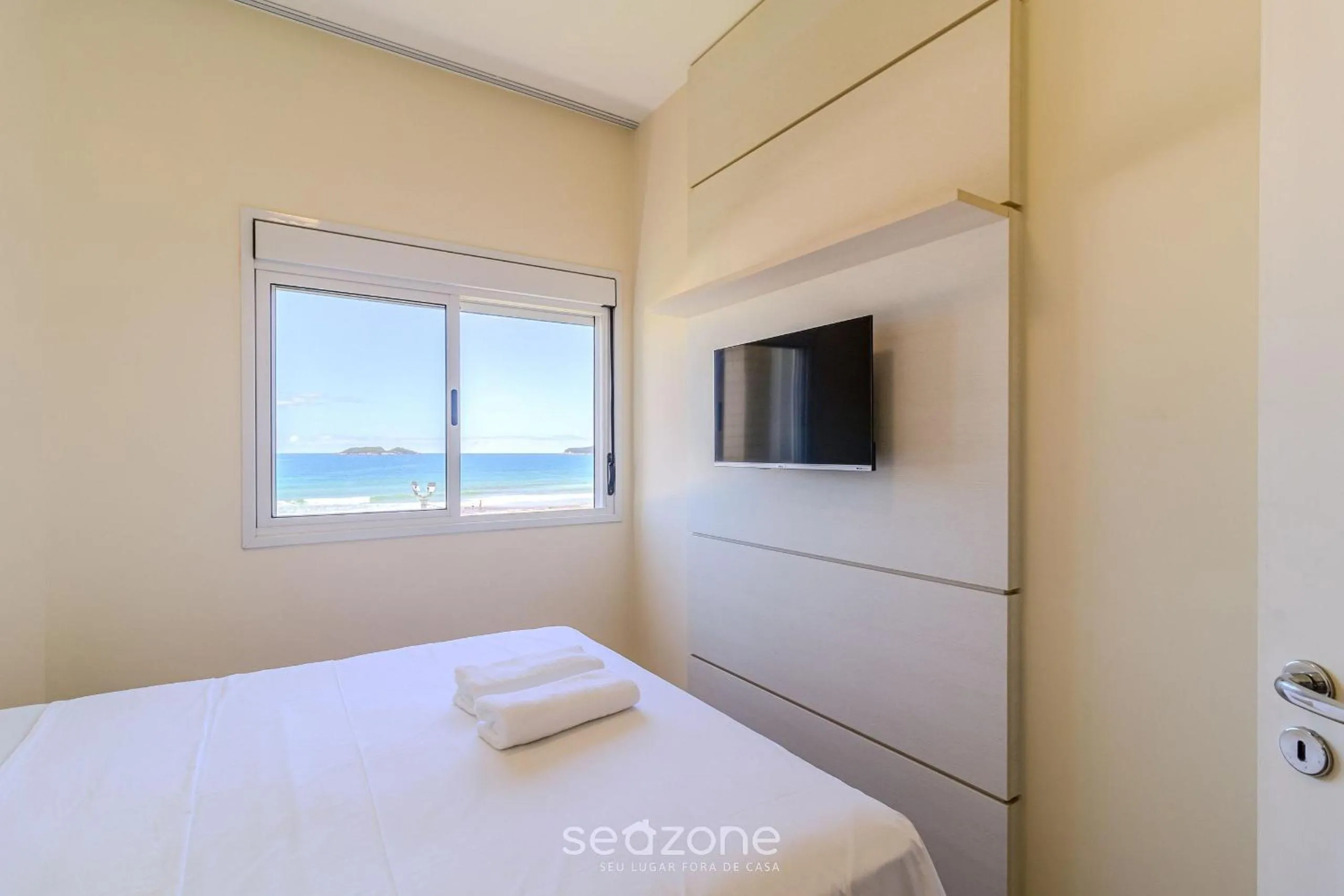 TV and multimedia, Bed in Condomínio Pé na Areia c/ Piscina em Florianópolis - EAR