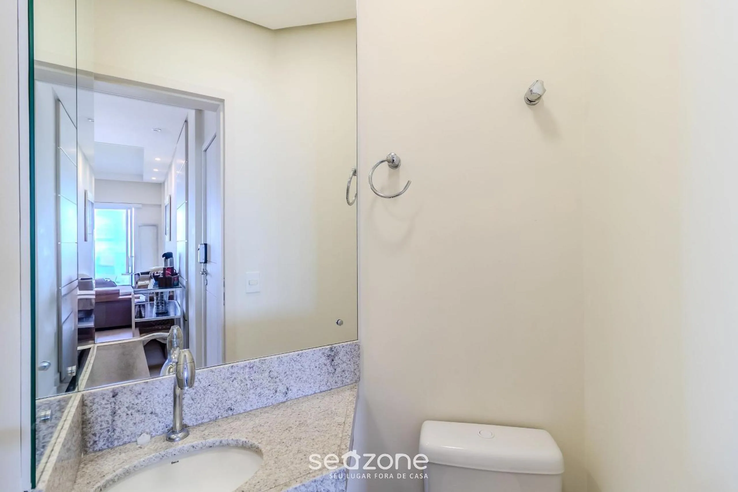 Toilet in Condomínio Pé na Areia c/ Piscina em Florianópolis - EAR