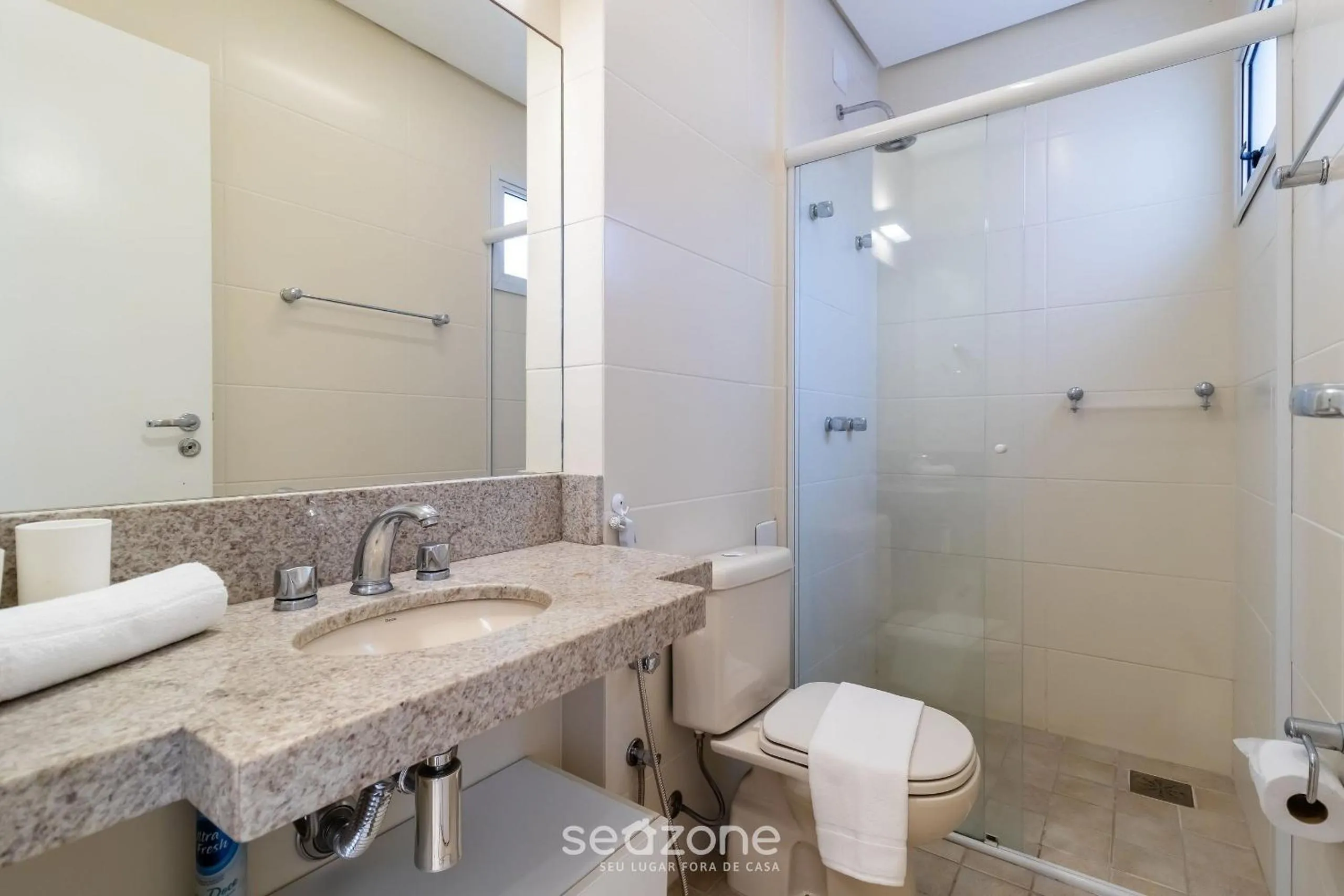 Bathroom in Condomínio Pé na Areia c/ Piscina em Florianópolis - EAR