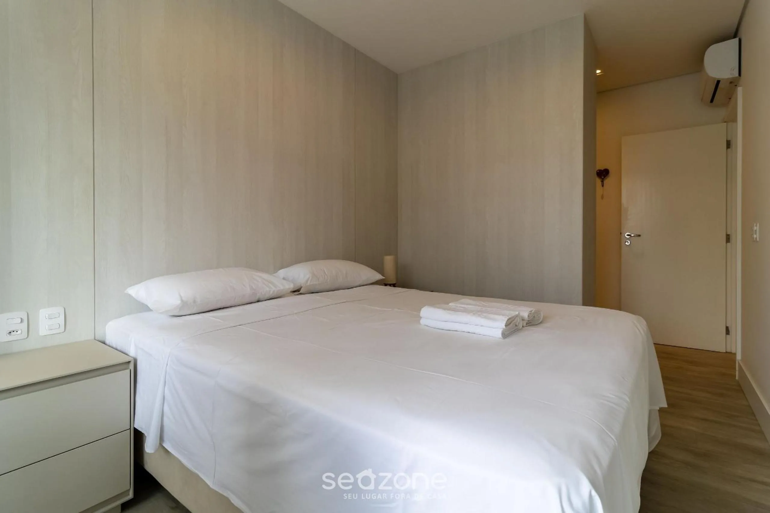 Bedroom, Bed in Condomínio Pé na Areia c/ Piscina em Florianópolis - EAR