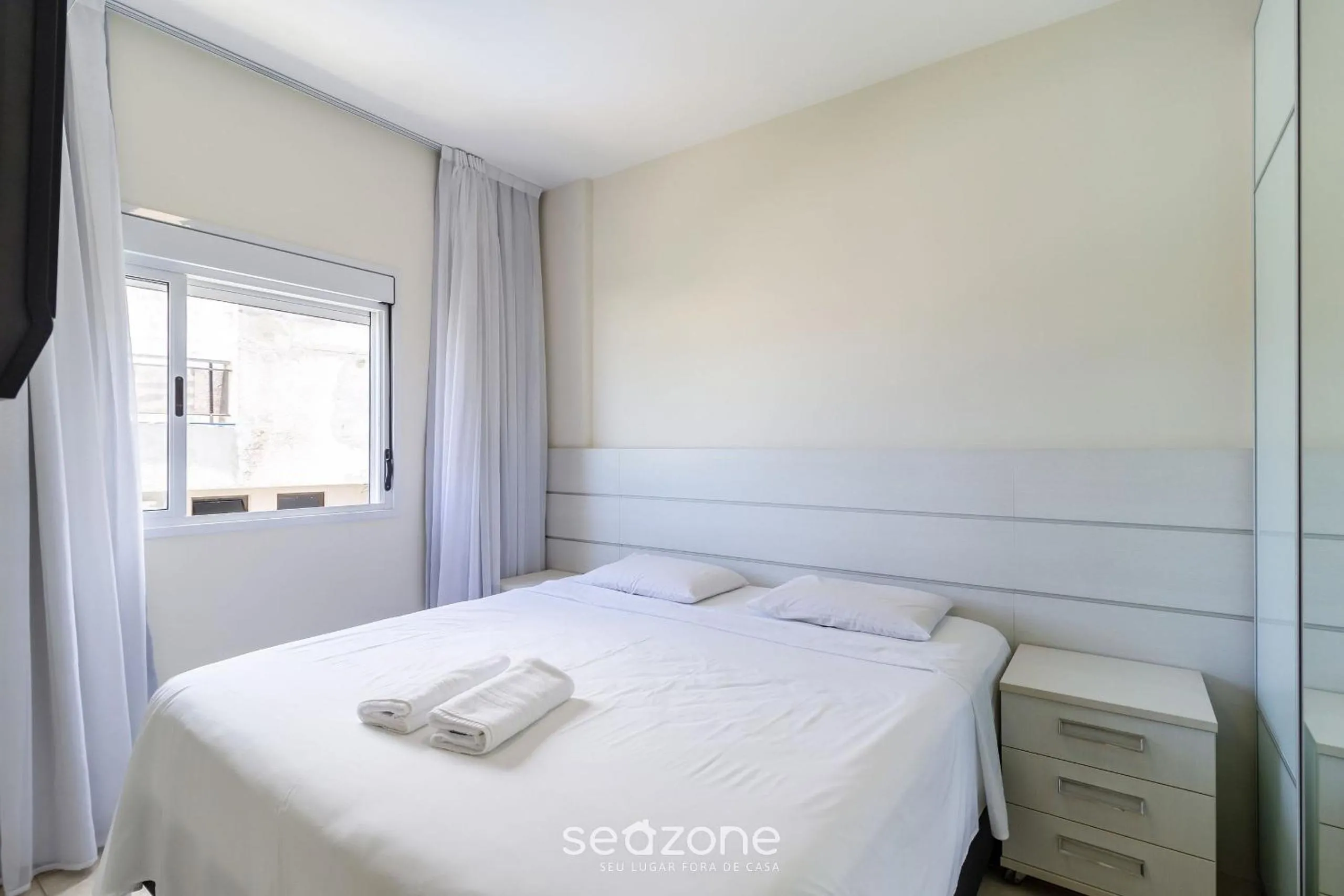 Bedroom, Bed in Condomínio Pé na Areia c/ Piscina em Florianópolis - EAR