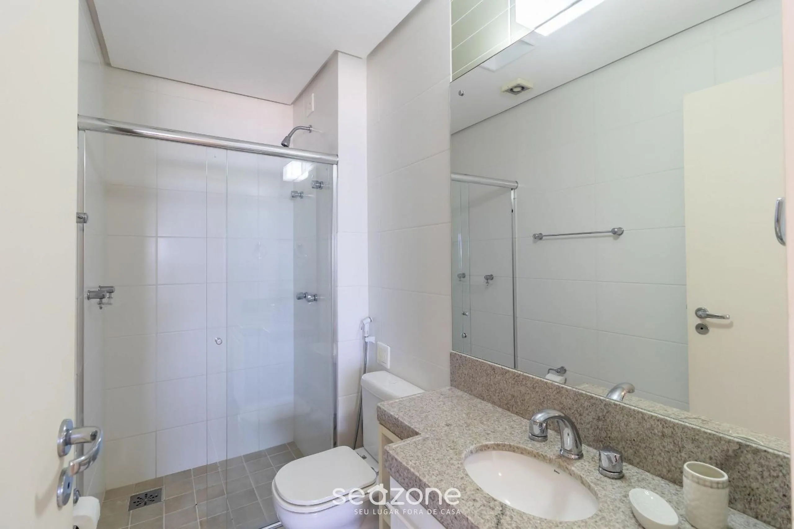 Bathroom in Condomínio Pé na Areia c/ Piscina em Florianópolis - EAR