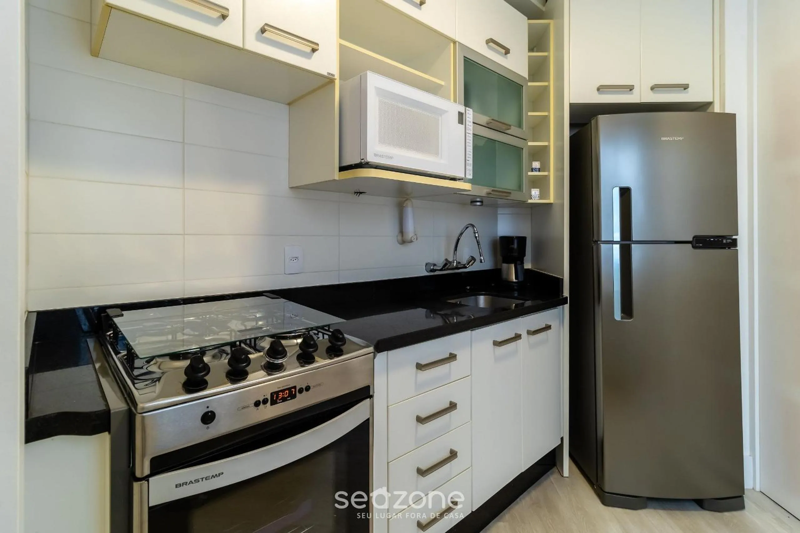 Kitchen or kitchenette in Condomínio Pé na Areia c/ Piscina em Florianópolis - EAR