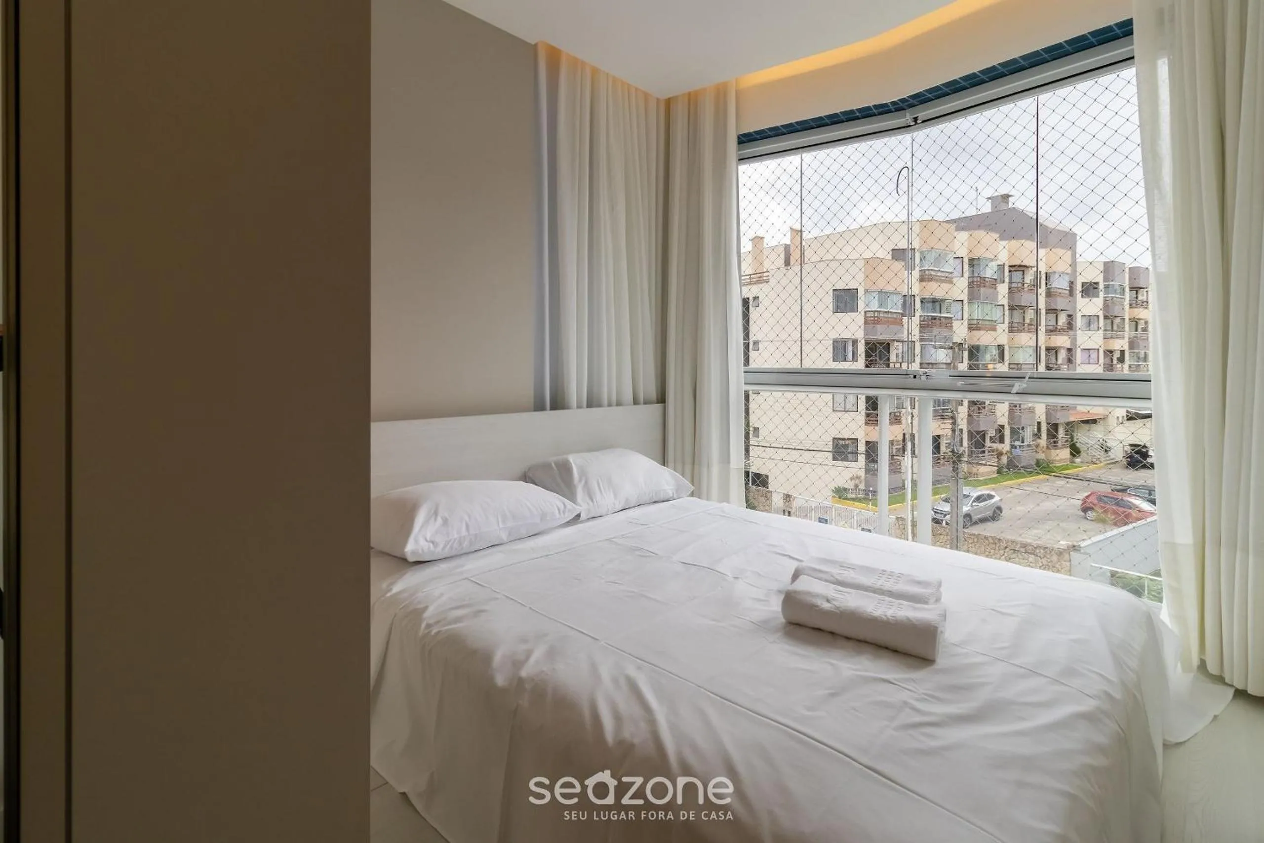 Bedroom, Bed in Condomínio Pé na Areia c/ Piscina em Florianópolis - EAR