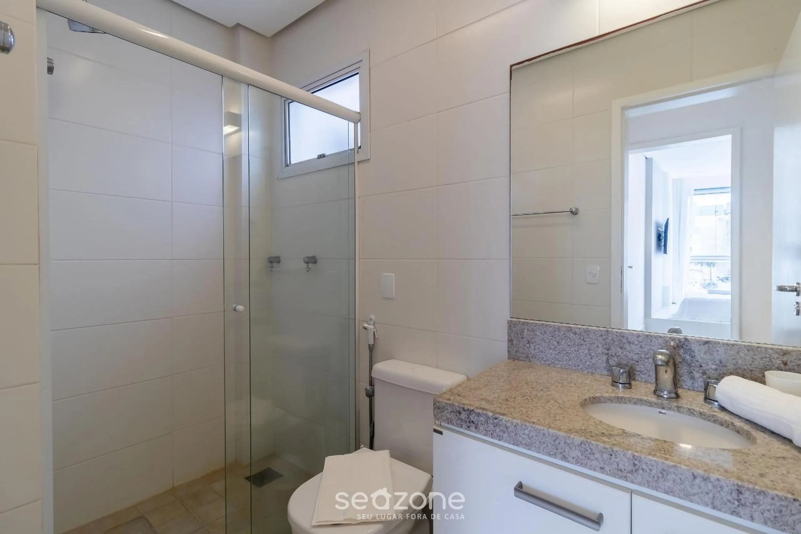 Bathroom in Condomínio Pé na Areia c/ Piscina em Florianópolis - EAR