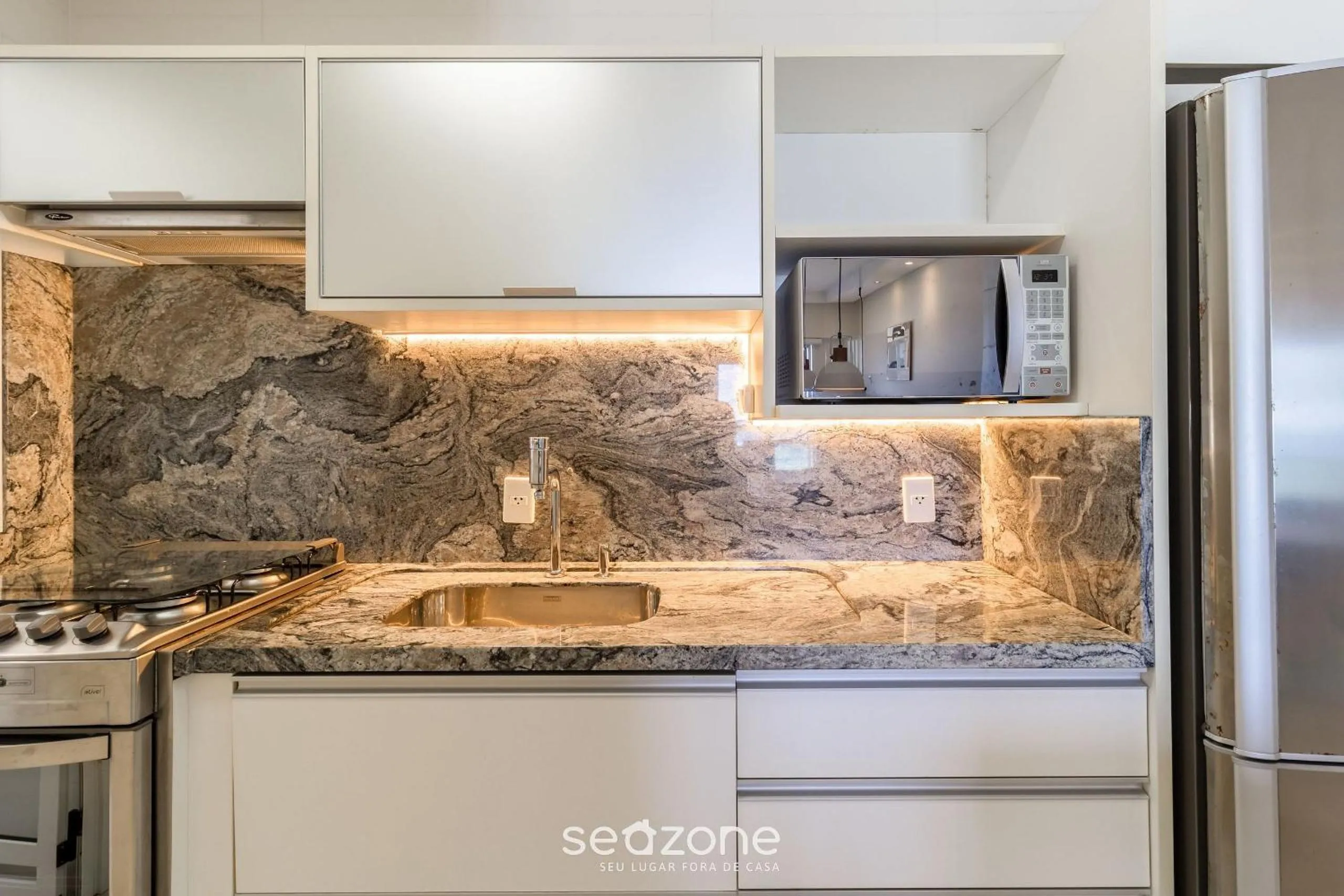 Kitchen or kitchenette in Condomínio Pé na Areia c/ Piscina em Florianópolis - EAR