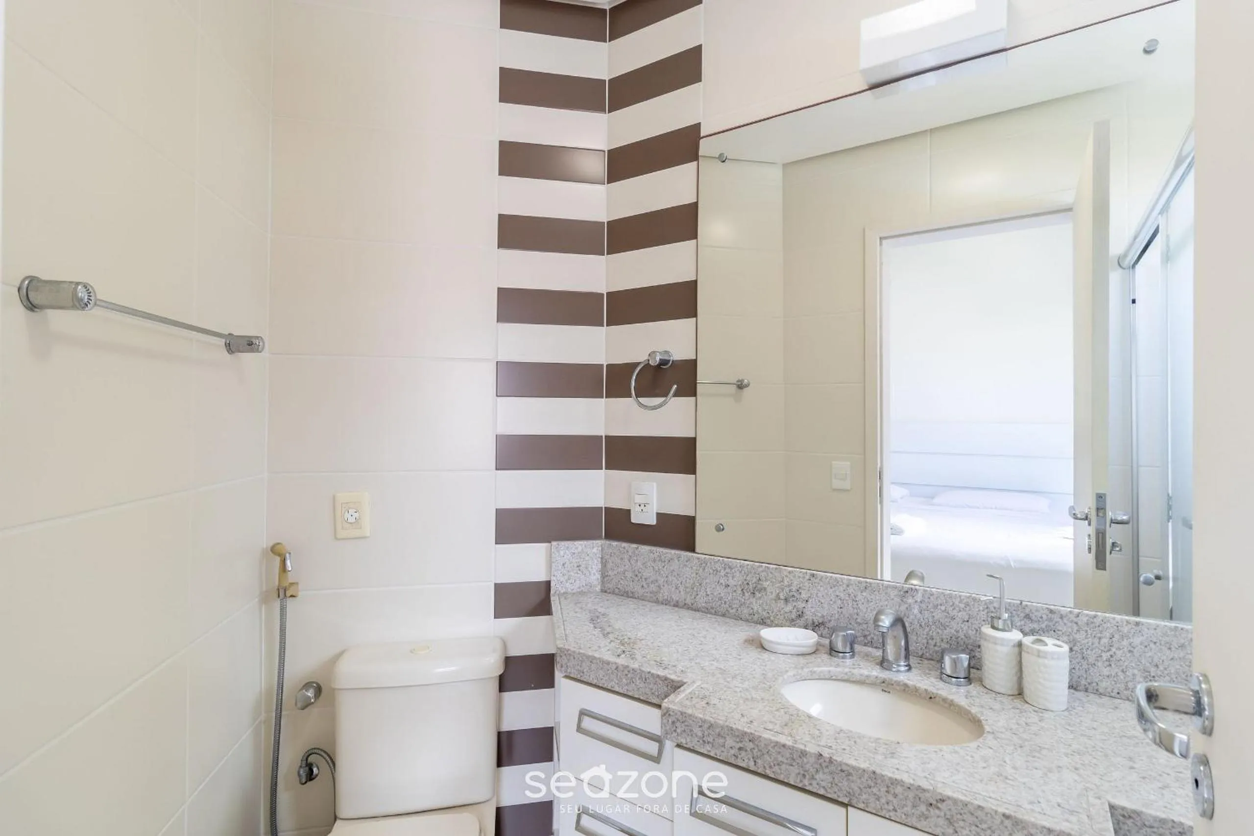 Bathroom in Condomínio Pé na Areia c/ Piscina em Florianópolis - EAR