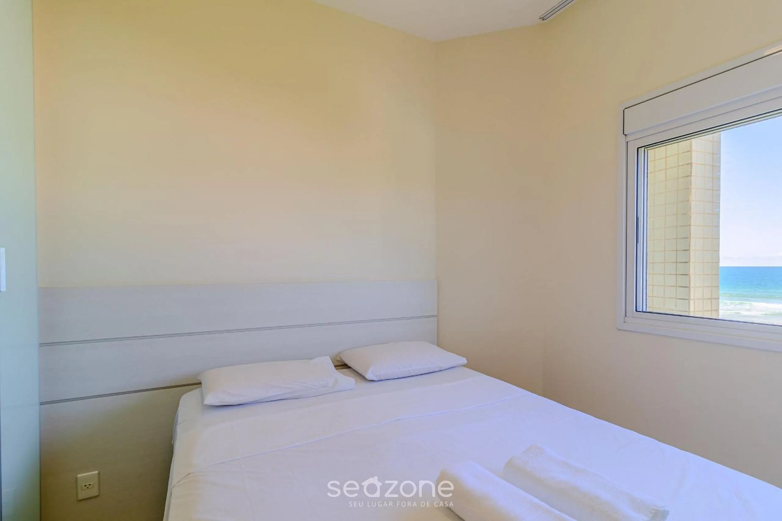 Bedroom, Bed in Condomínio Pé na Areia c/ Piscina em Florianópolis - EAR