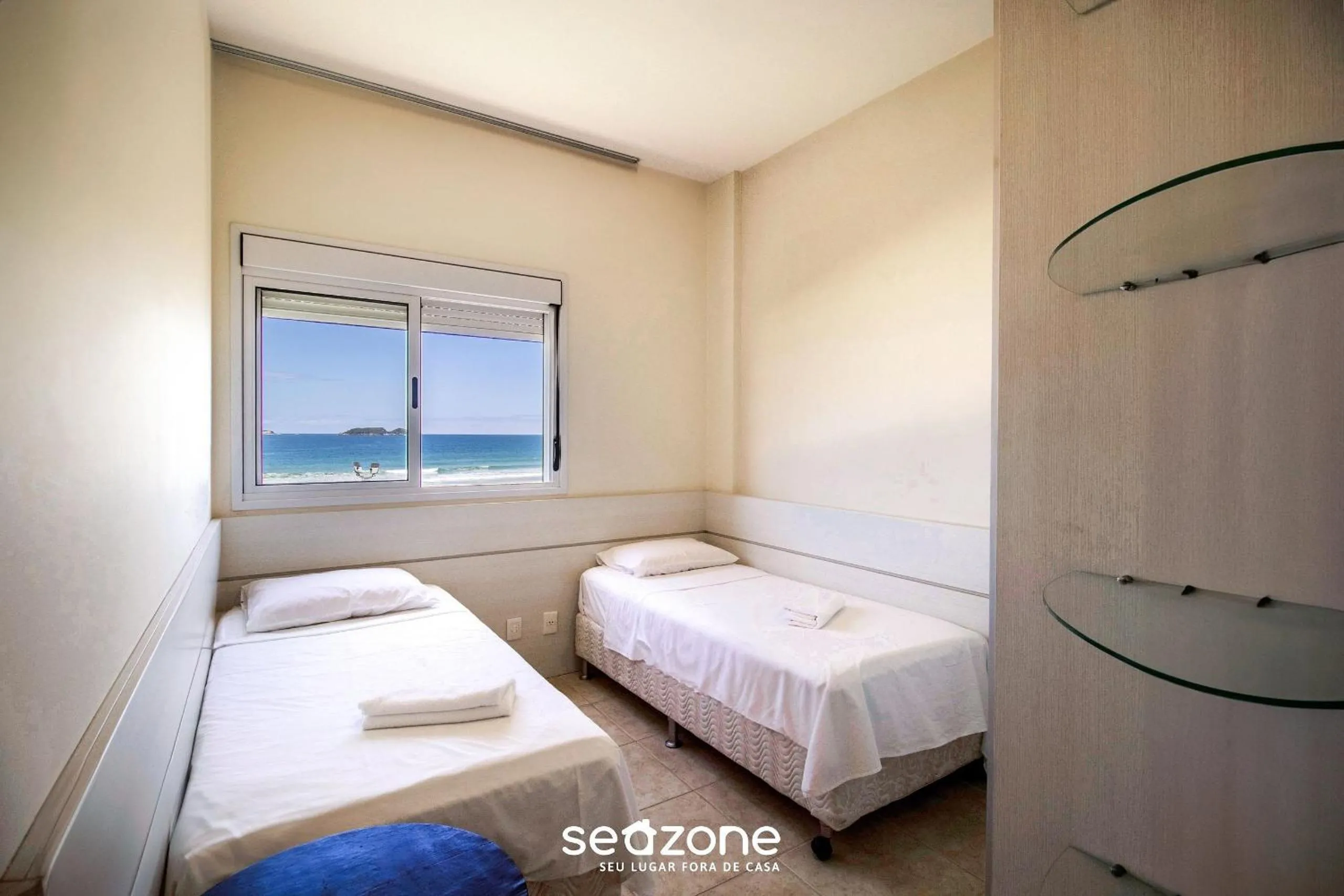 Bedroom, Bed in Condomínio Pé na Areia c/ Piscina em Florianópolis - EAR