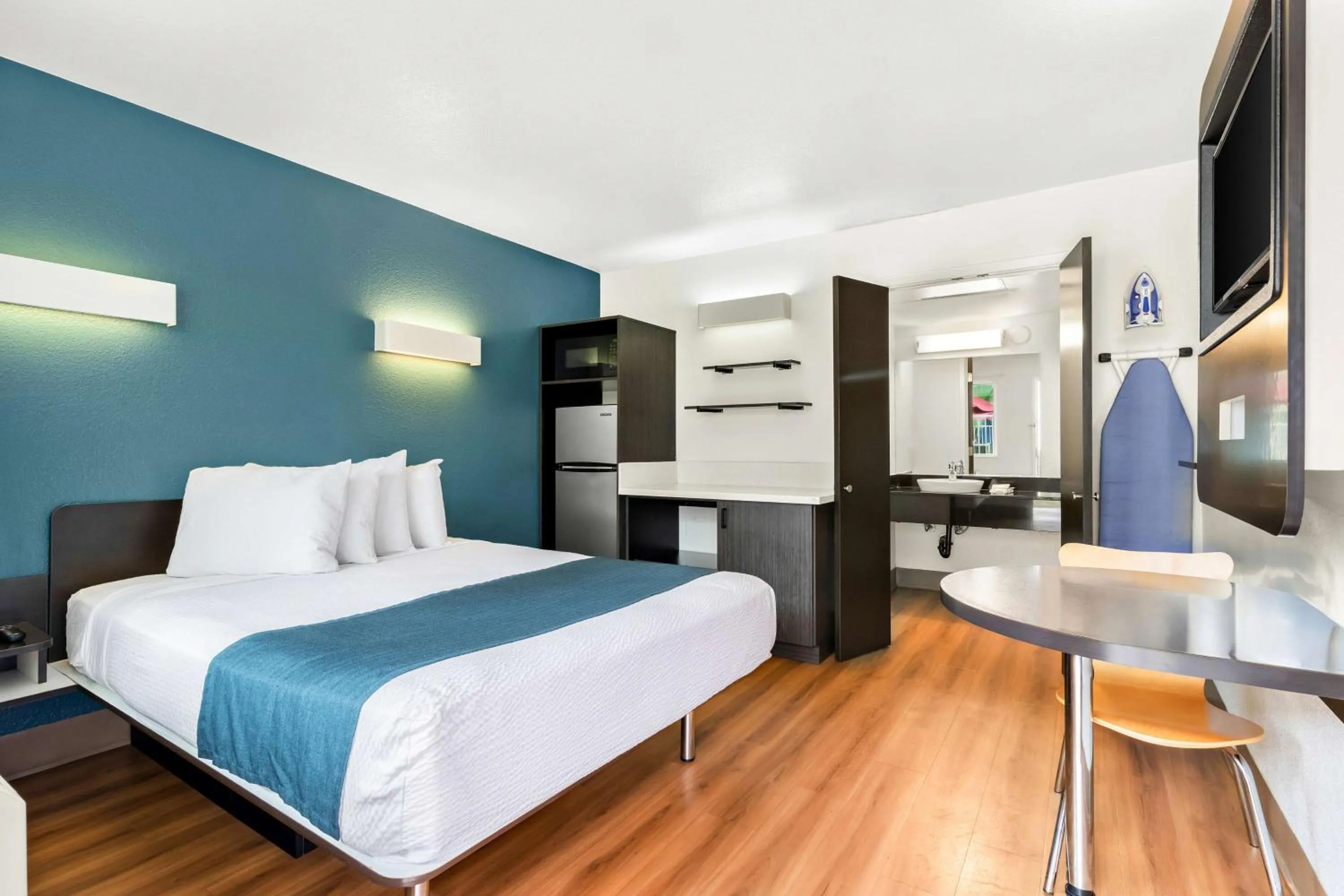 Photo of the whole room, Bed in Studio 6 Suites Carpinteria, CA Santa Barbara South