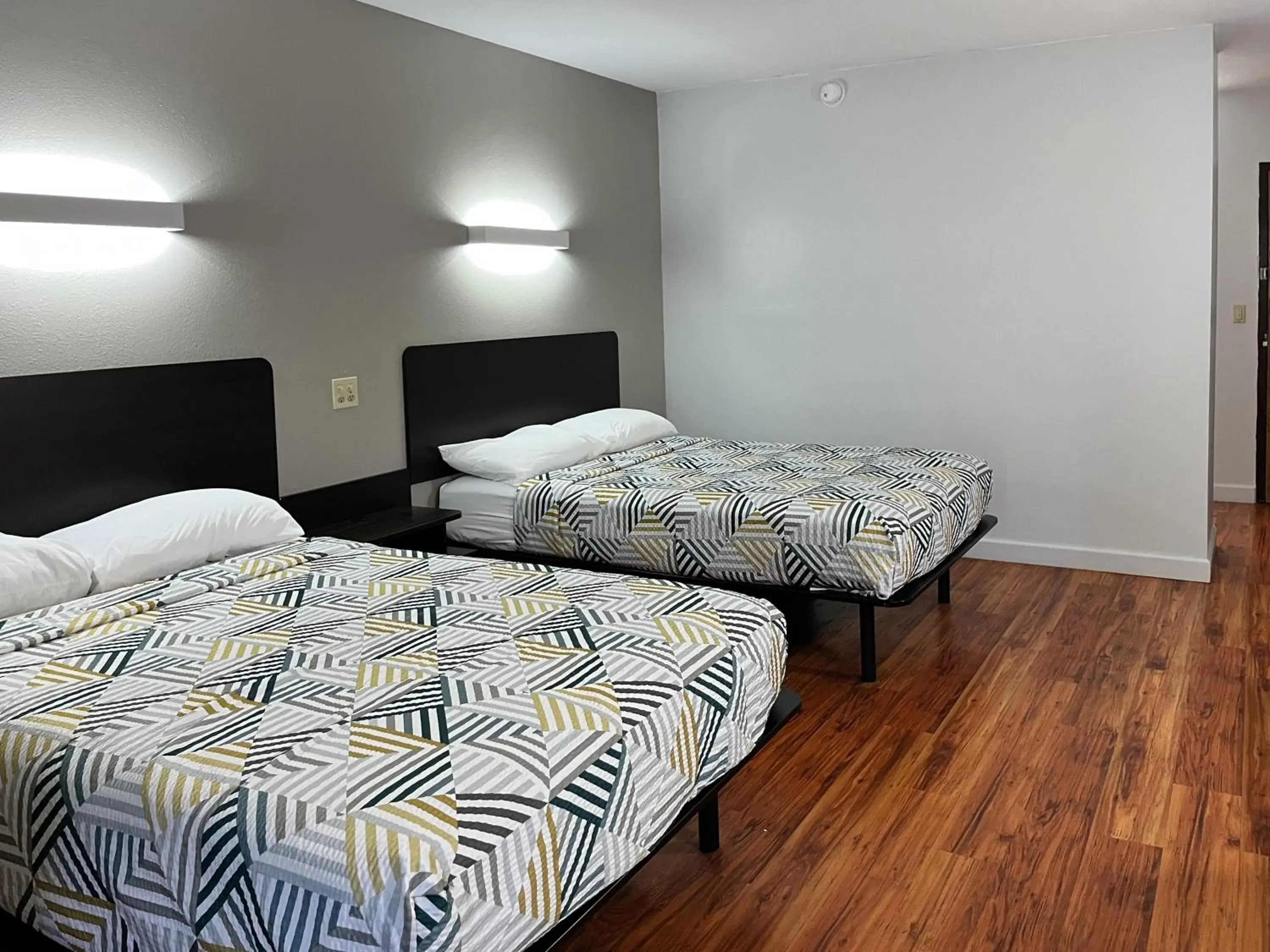 Bedroom, Bed in Studio 6 Suites Springfield, OH Bedroom, Bed in Studio 6 Suites Springfield, OH