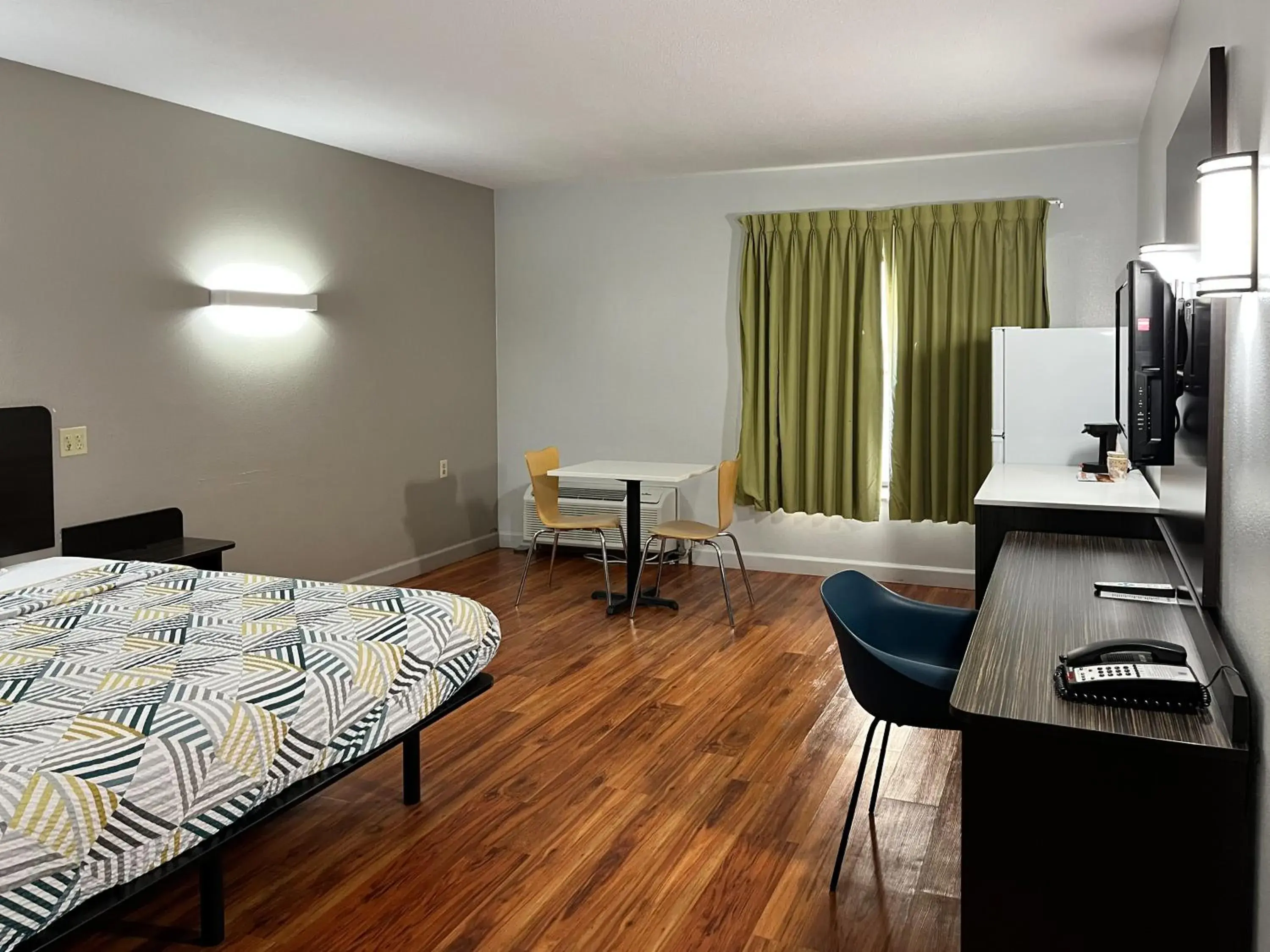 Bedroom, Bed in Studio 6 Suites Springfield, OH Bedroom, Bed in Studio 6 Suites Springfield, OH