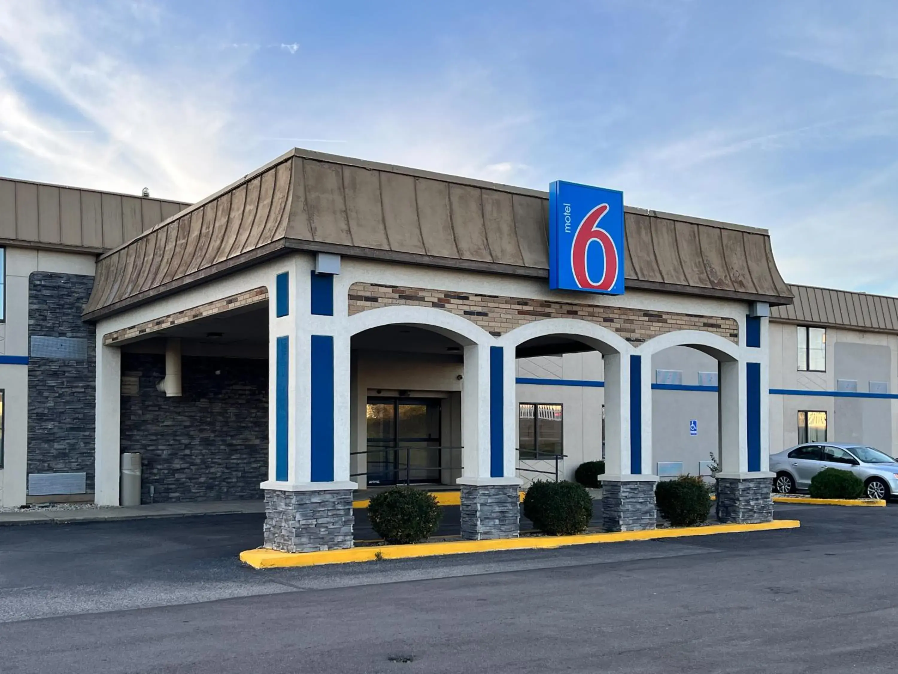 Property building in Studio 6 Suites Springfield, OH Property building in Studio 6 Suites Springfield, OH