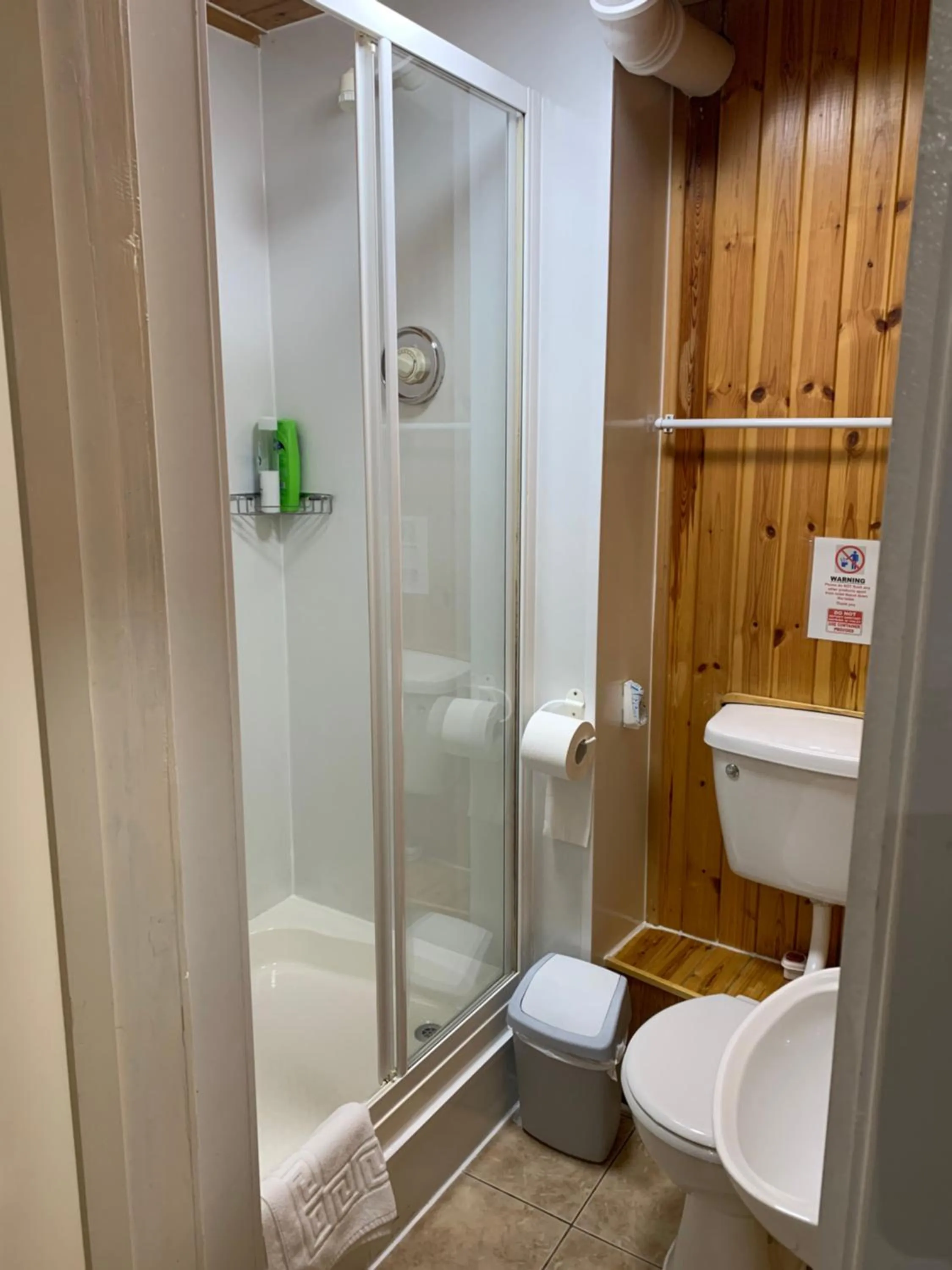 Bathroom in Edinburgh Rays Guest House