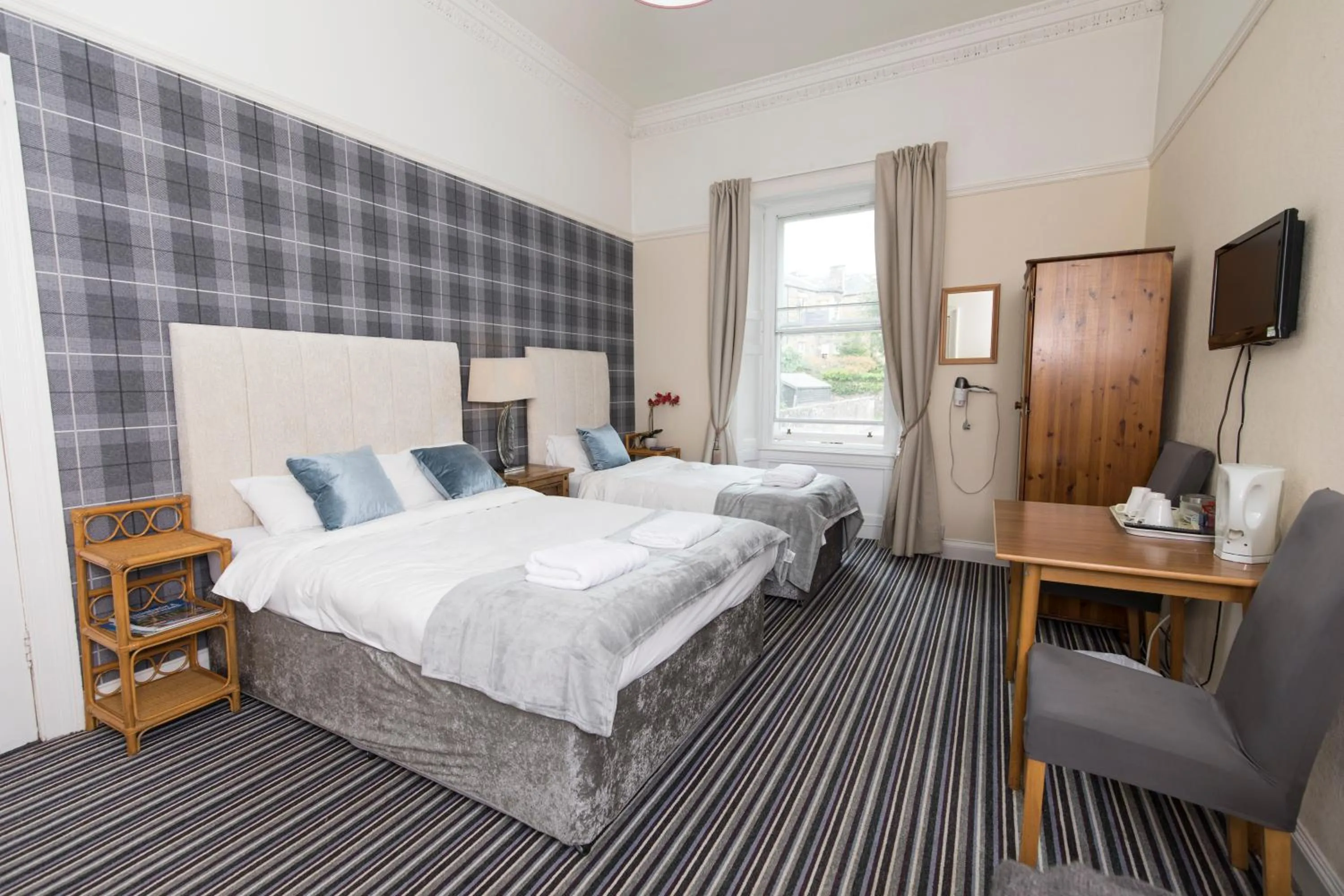 Photo of the whole room, Bed in Edinburgh Rays Guest House