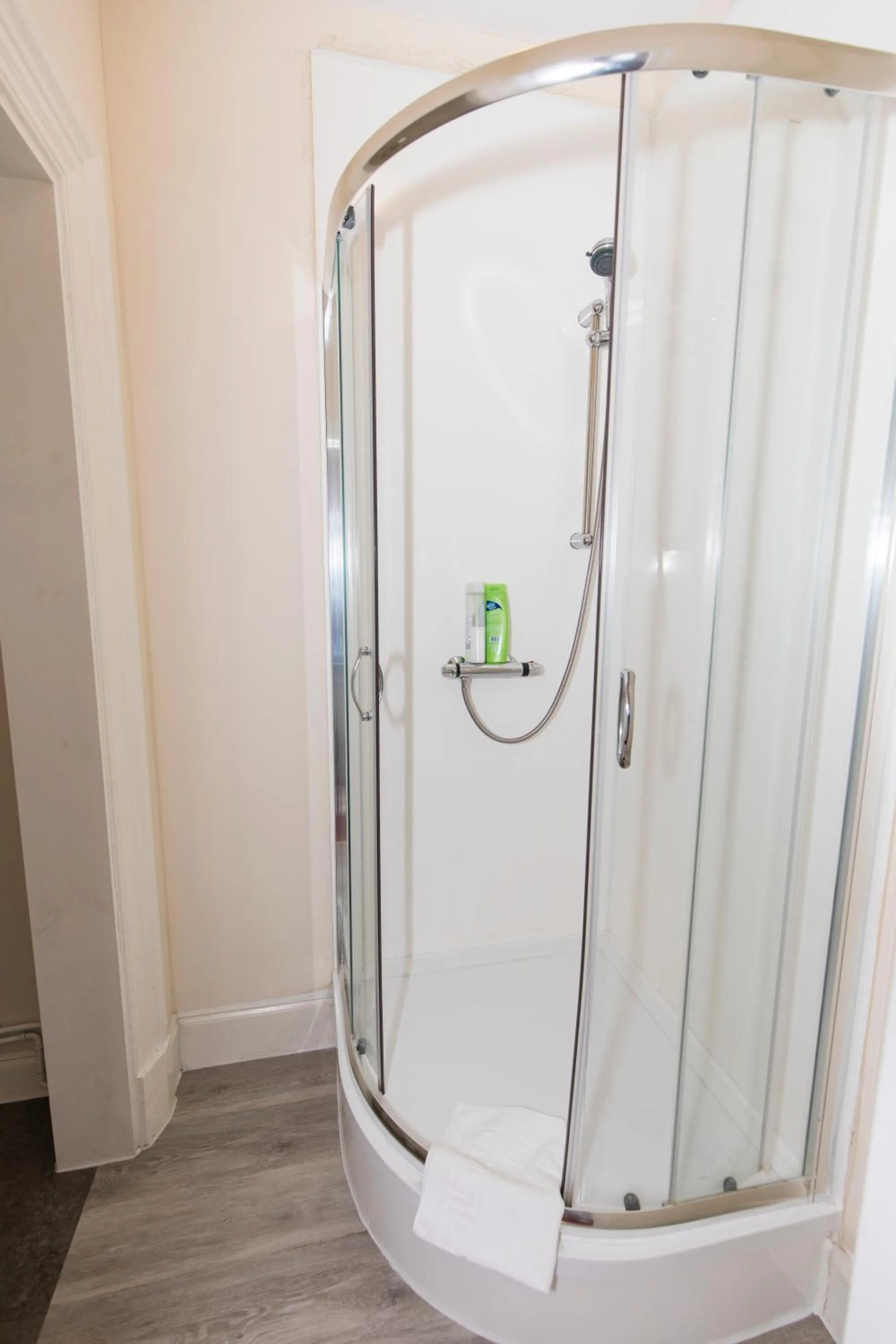Bathroom in Edinburgh Rays Guest House