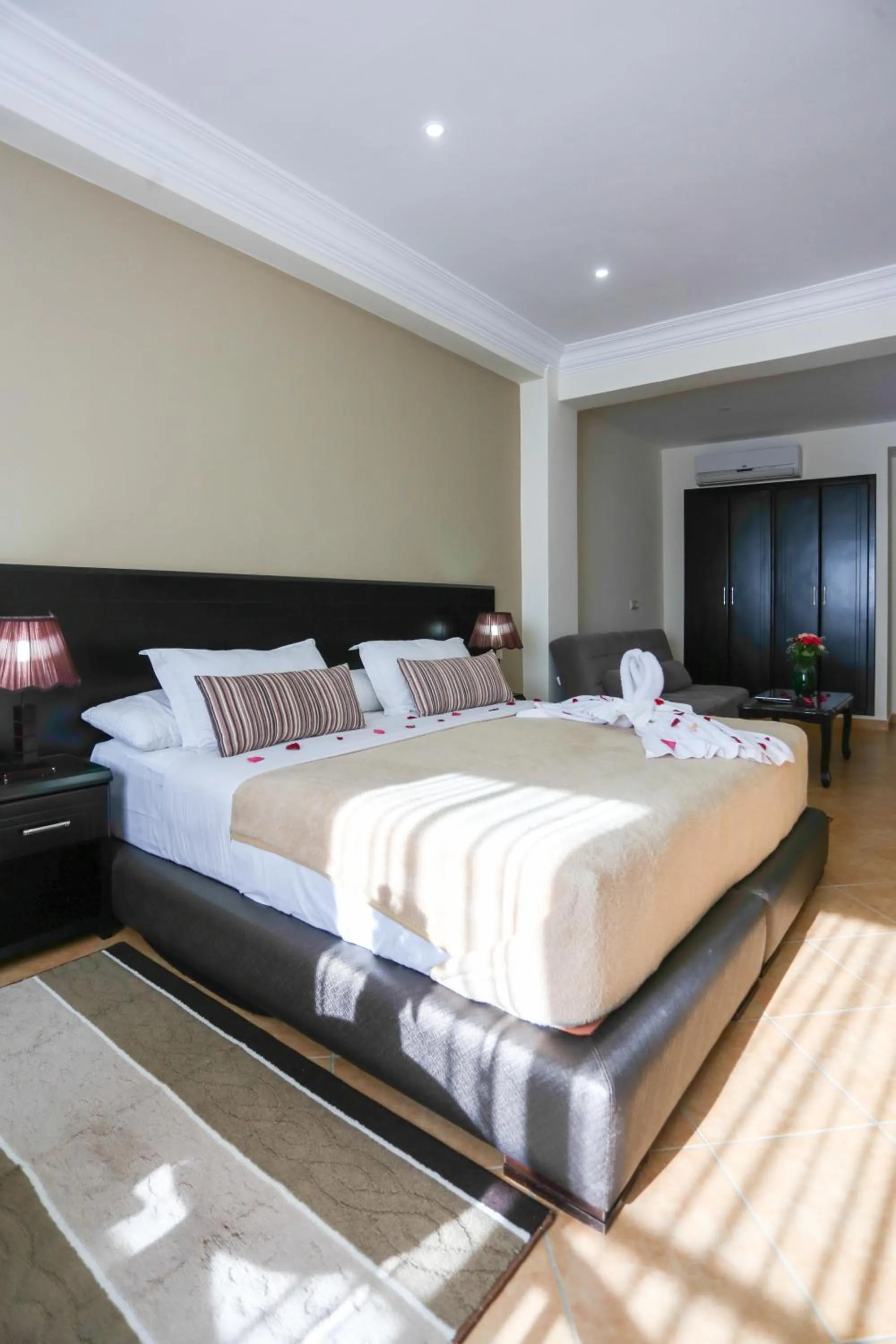 Bedroom, Bed in Hôtel Suite Martil