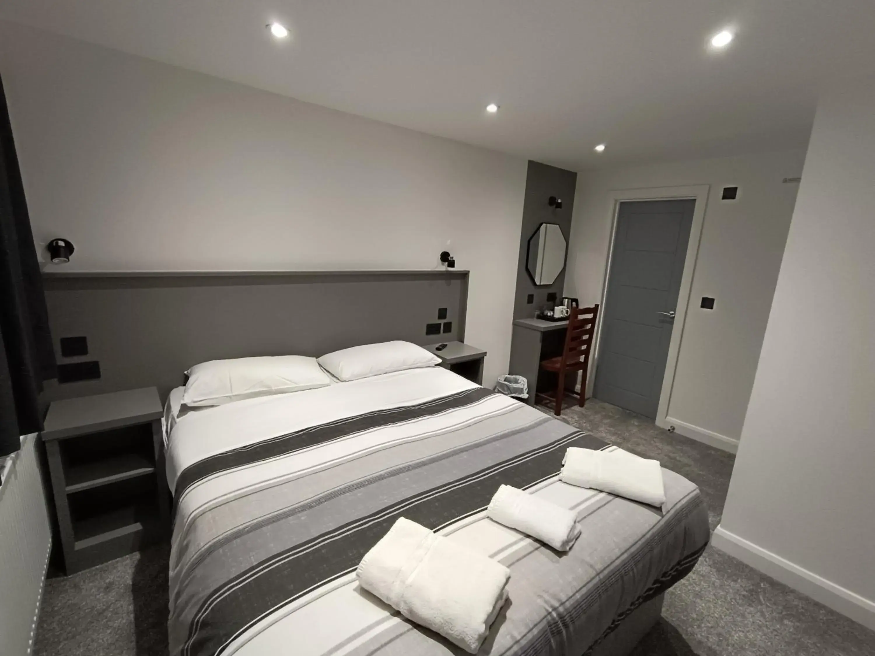 Photo of the whole room, Bed in Gainsborough Lodge Photo of the whole room, Bed in Gainsborough Lodge