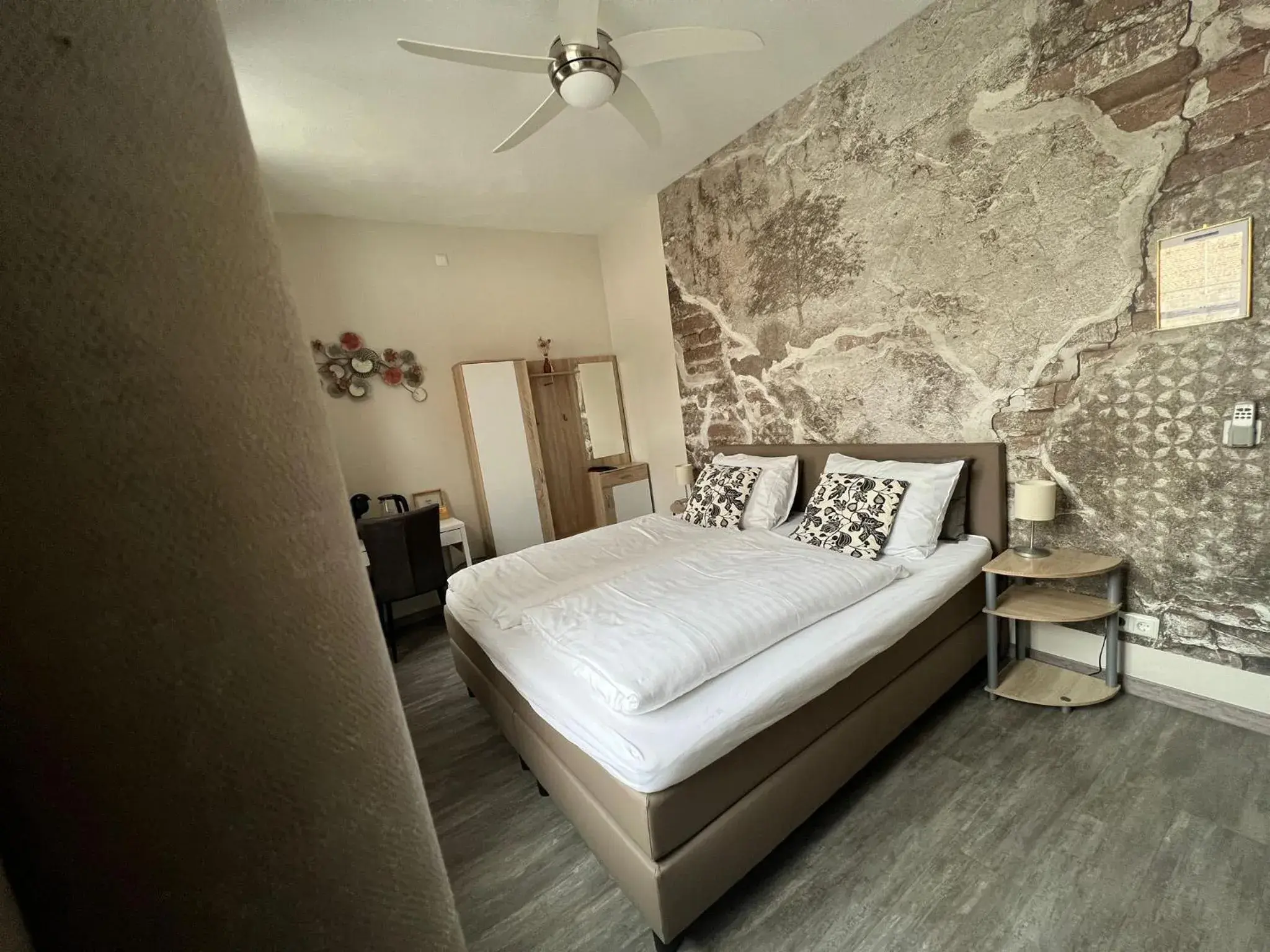 Deluxe Double Room with Shower in Hotel Crasborn Thorn Deluxe Double Room with Shower in Hotel Crasborn Thorn
