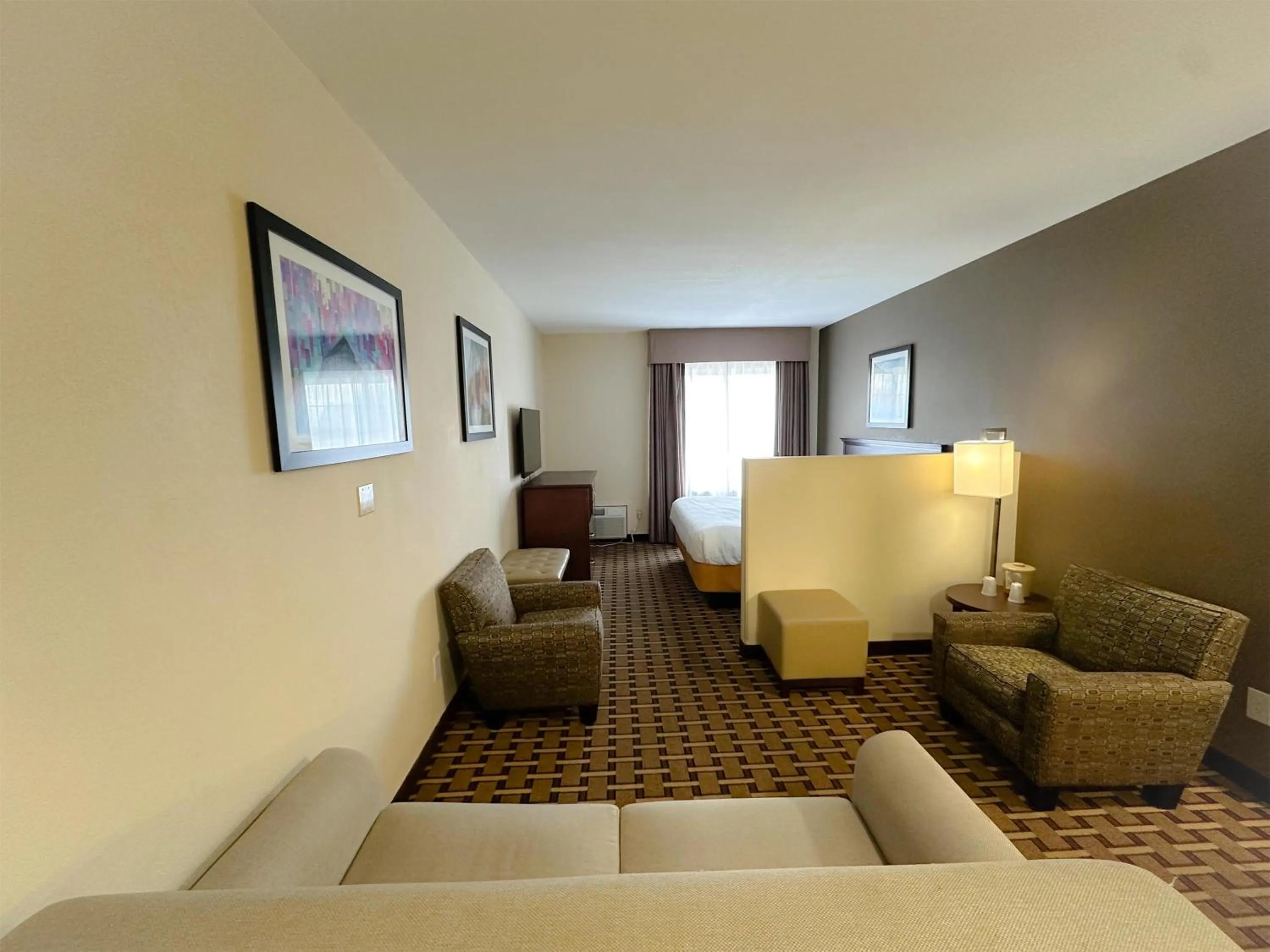 Photo of the whole room in Sonesta Essential Hotels Overland Park