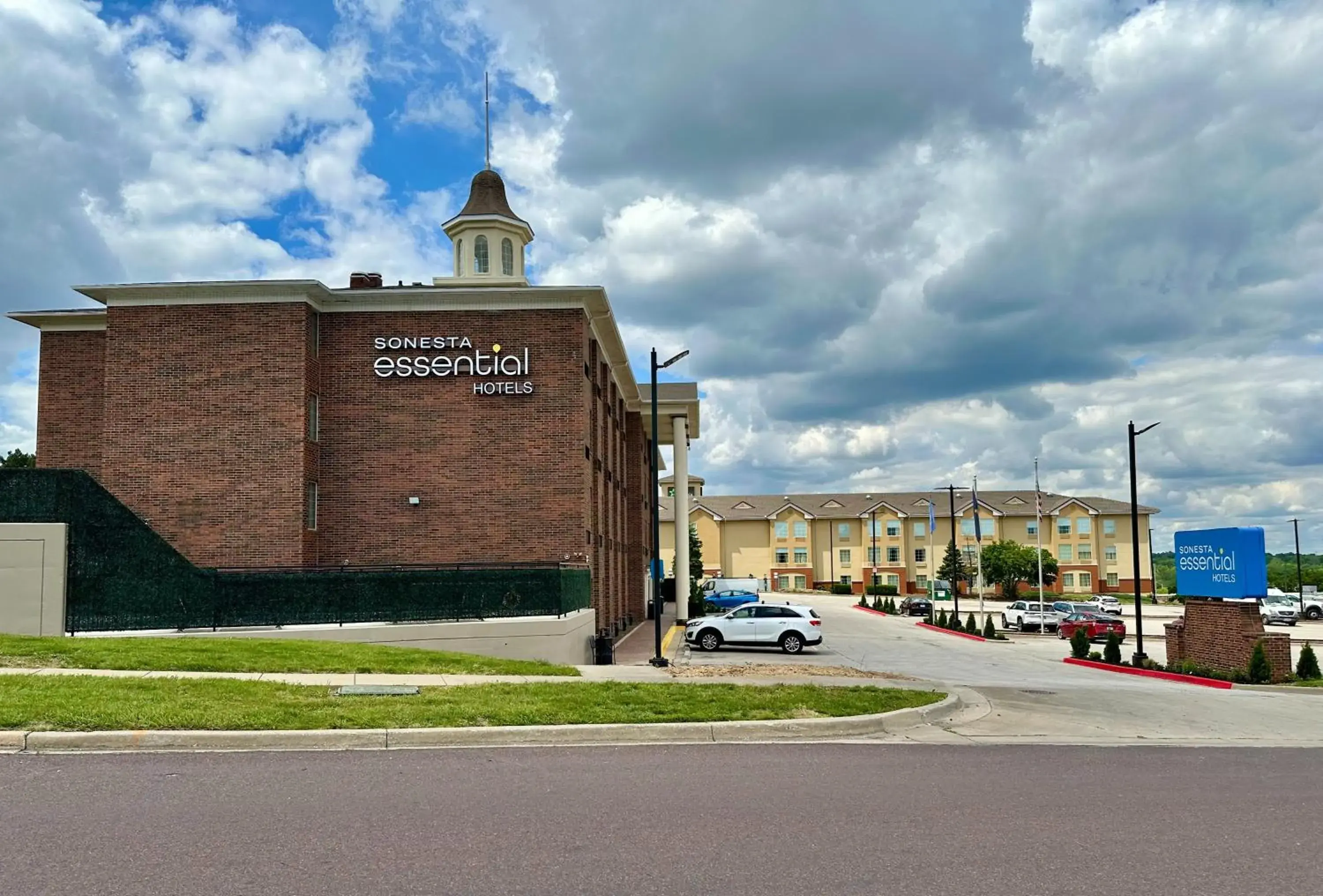Property building in Sonesta Essential Hotels Overland Park Property building in Sonesta Essential Hotels Overland Park