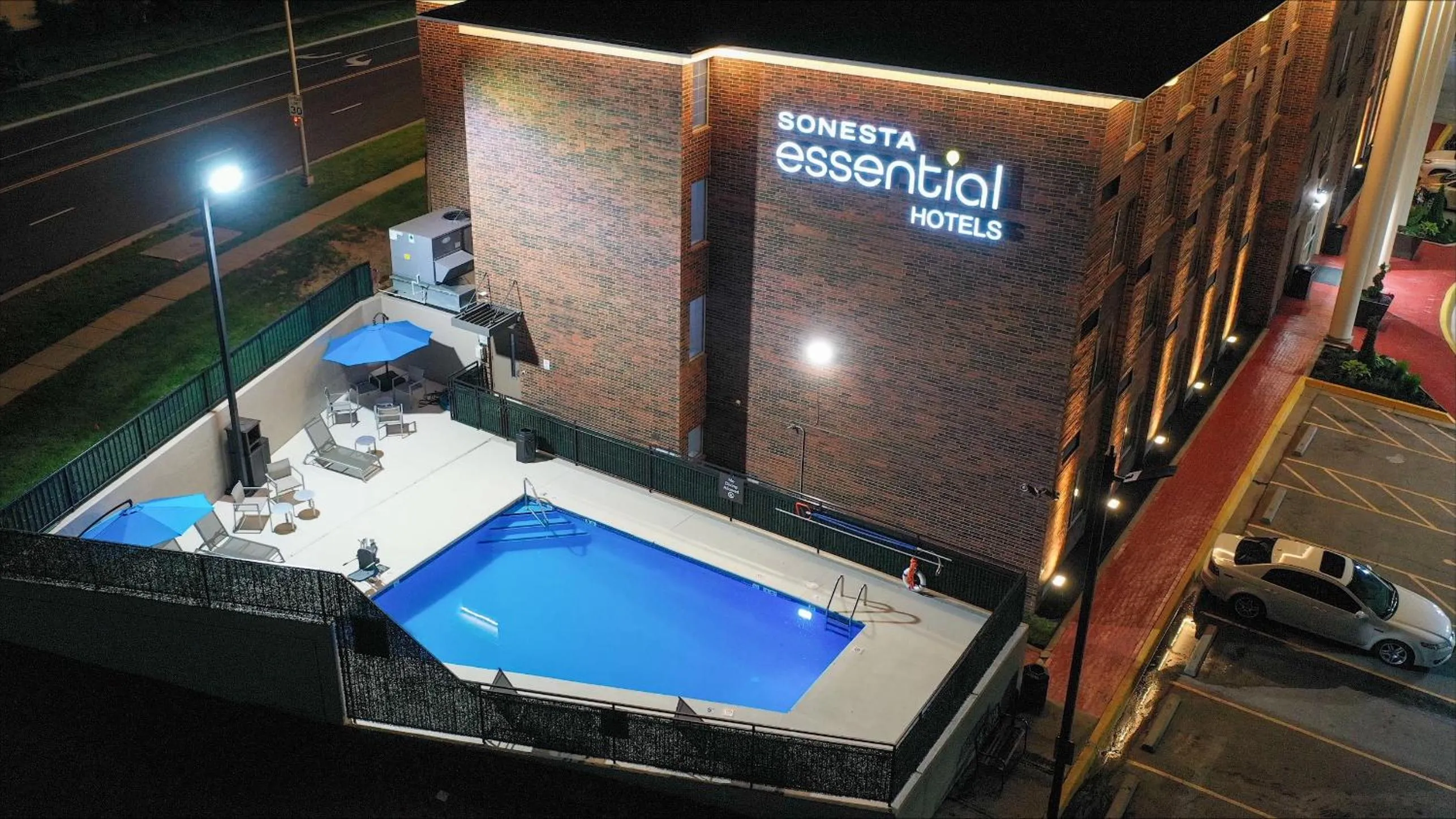 Swimming pool in Sonesta Essential Hotels Overland Park