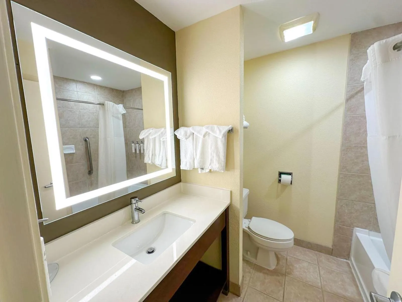 Bathroom in Sonesta Essential Hotels Overland Park