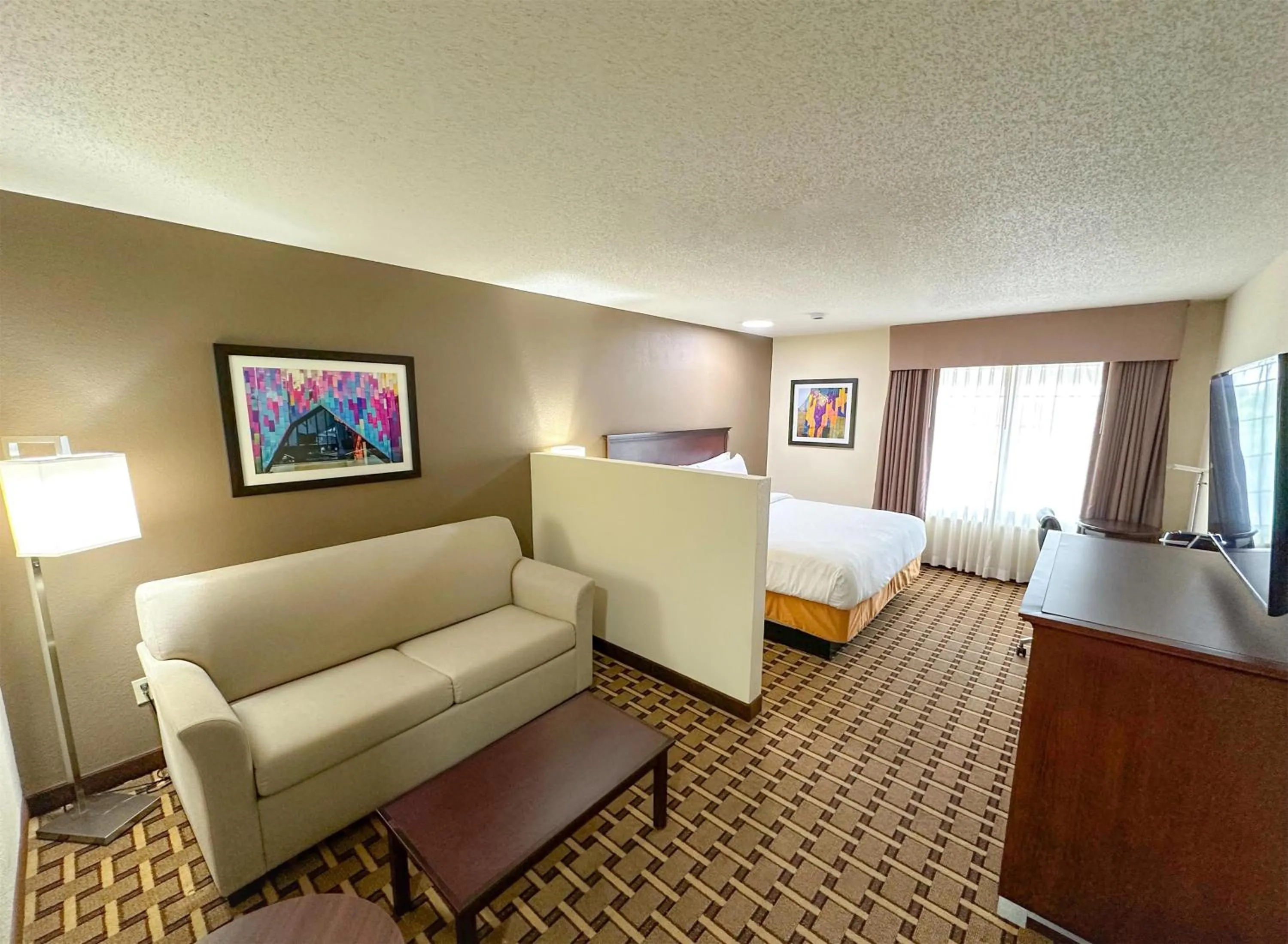 Photo of the whole room, Bed in Sonesta Essential Hotels Overland Park